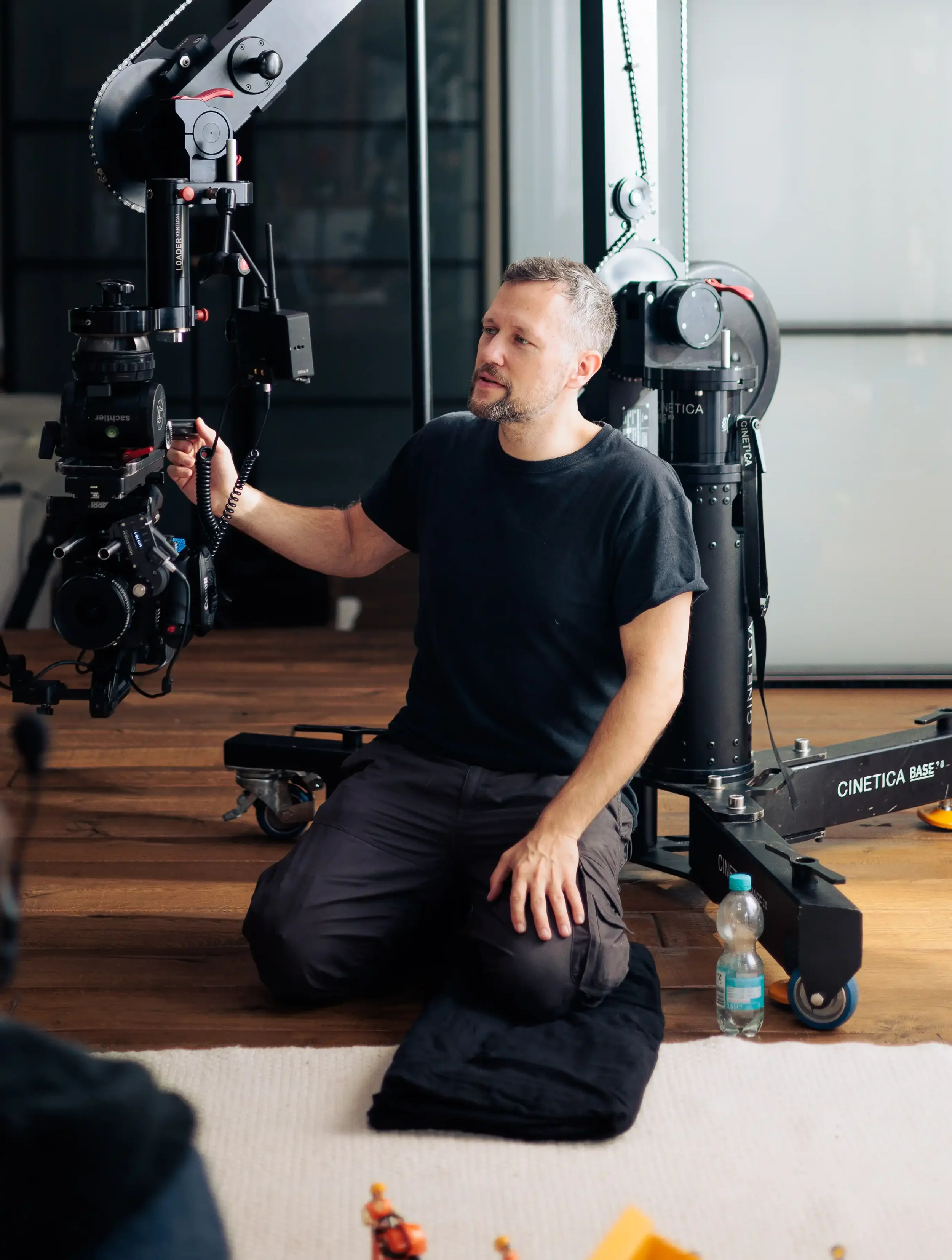 Jaco Beydemüller am Set für eine TV Produktion. Am Kamerakran eine Canon C400.