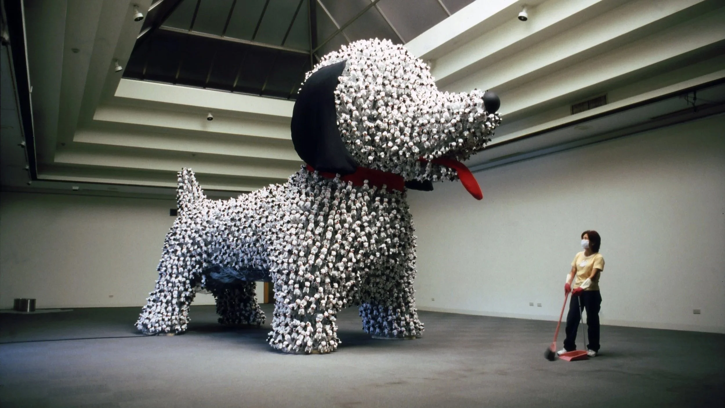 小丹尼-奧地利製造 Little Danny - Made in Austria / 3000 dog toys, metal, power supply, censor. / 430x810x216cm / 2002