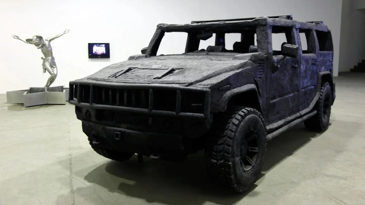 煤炭做的悍馬 Hummer Made of Coal / Coal, Fiber Glass, Metal Frame / 200(H)×230(W)×480(L)cm / 2009     