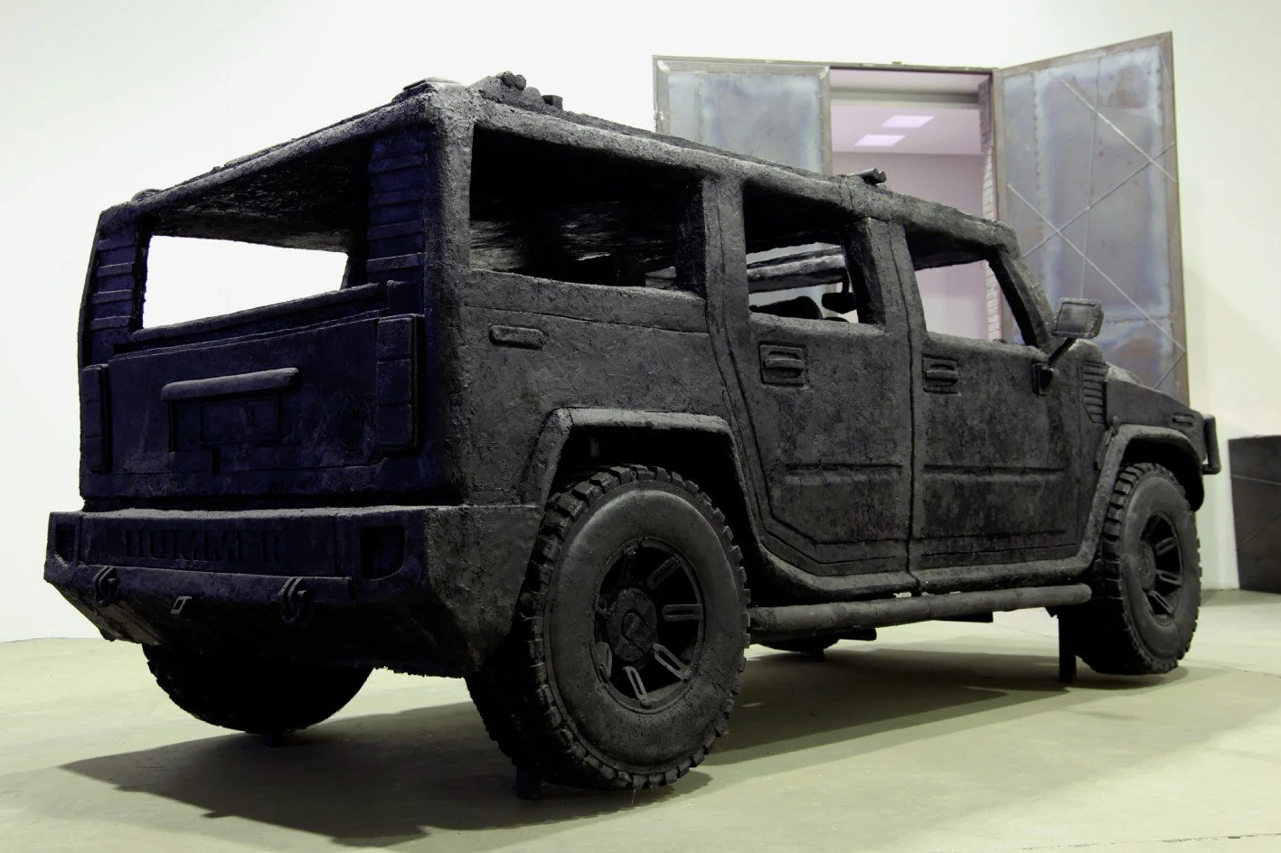 彭弘智 Hung-Chih Peng / 煤炭做的悍馬 Hummer Made of Coal 