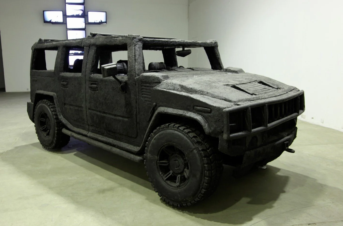 彭弘智 Hung-Chih Peng / 煤炭做的悍馬 Hummer Made of Coal 