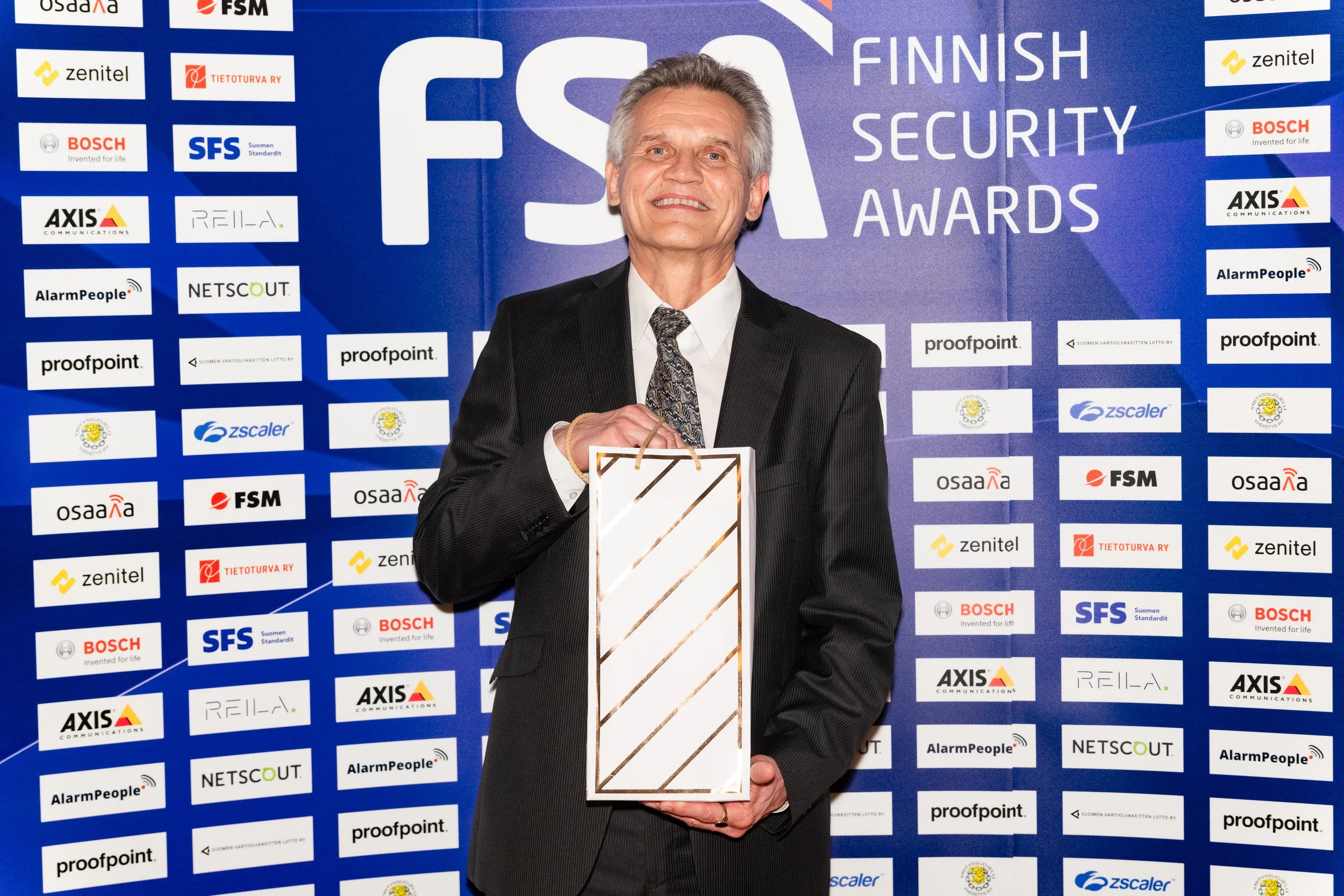 Yrityssuojeluyhdistys palkitsi toiminnanjohtaja Jarmo Kelon merkittävästä työstä yhdistyksen hyväksi