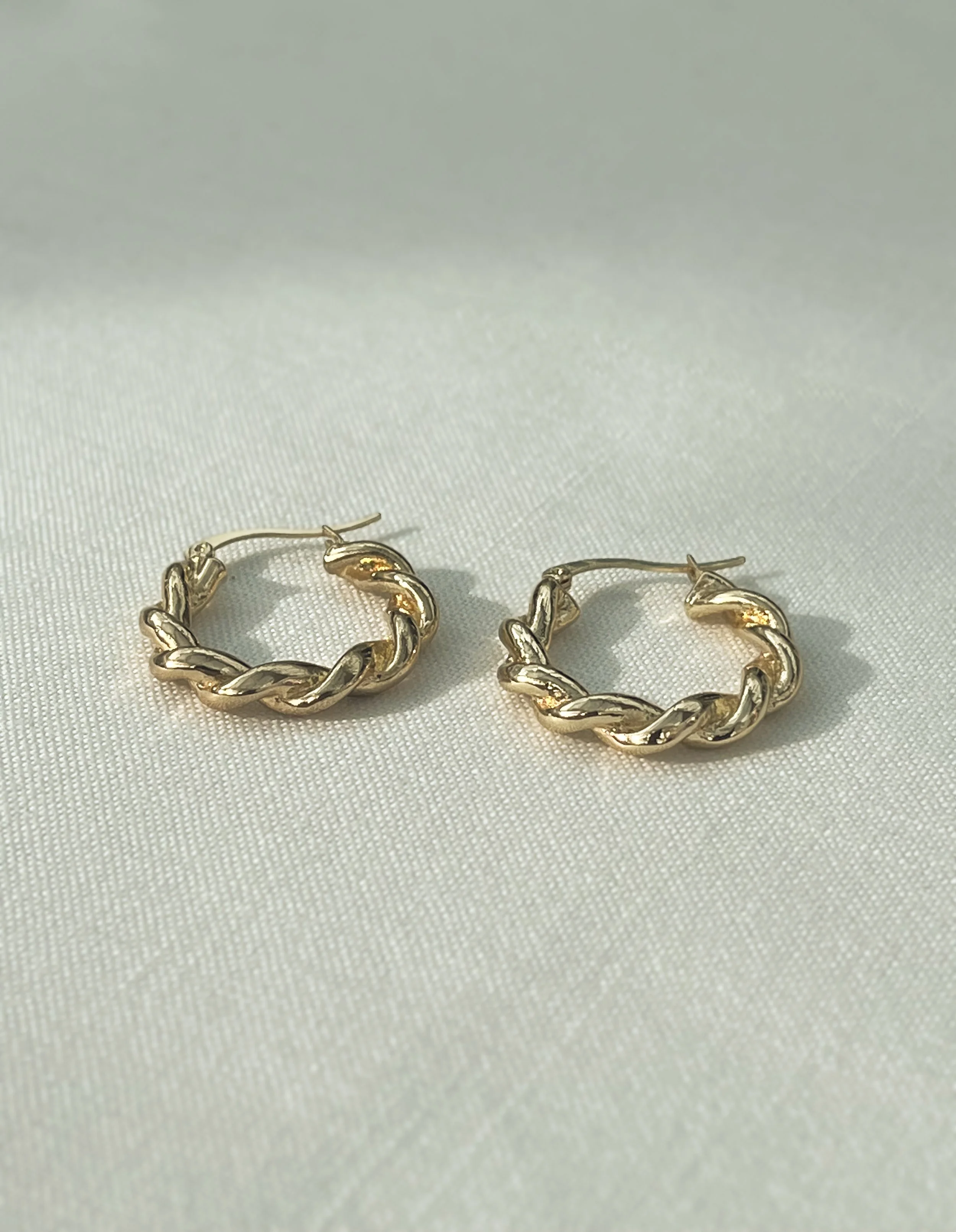 1990s TWISTED GOLD HOOP EARRINGS.jpeg