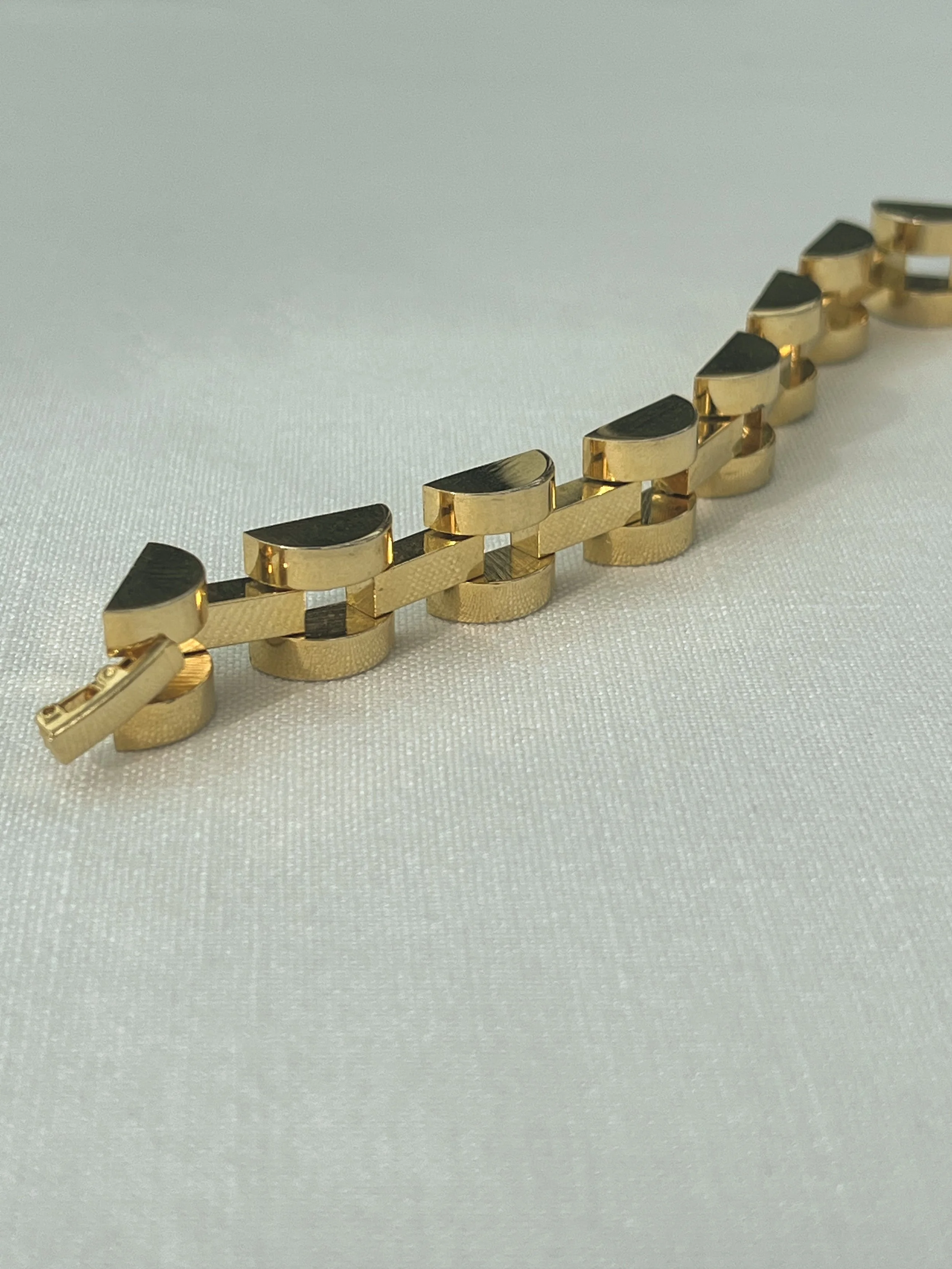 1970s TRIPLE LINK GOLD BRACELET SIDE VIEW.jpeg