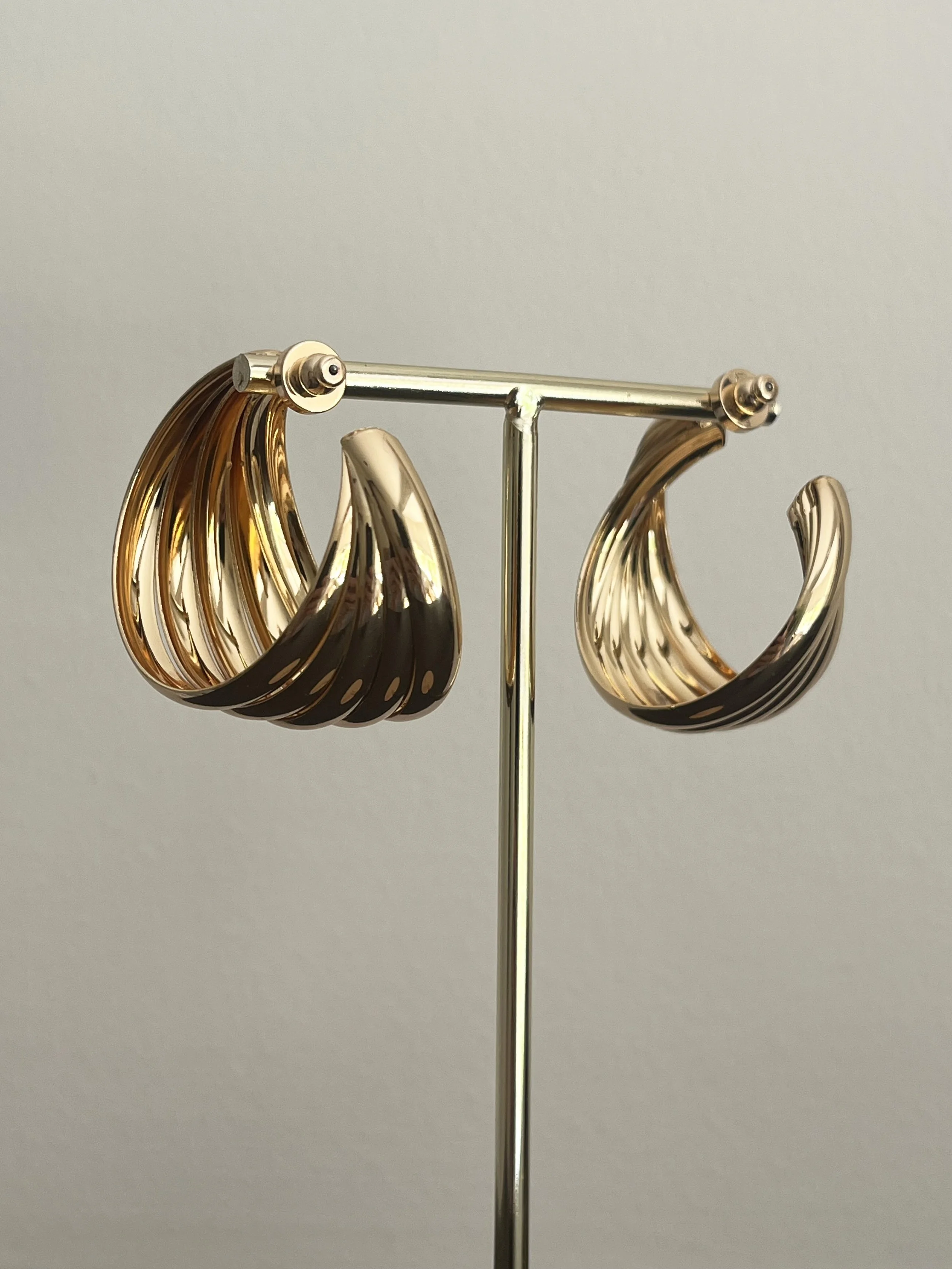 1980s GOLD RIBBED SWIRLED HALF-HOOP EARRINGS BACK.jpg