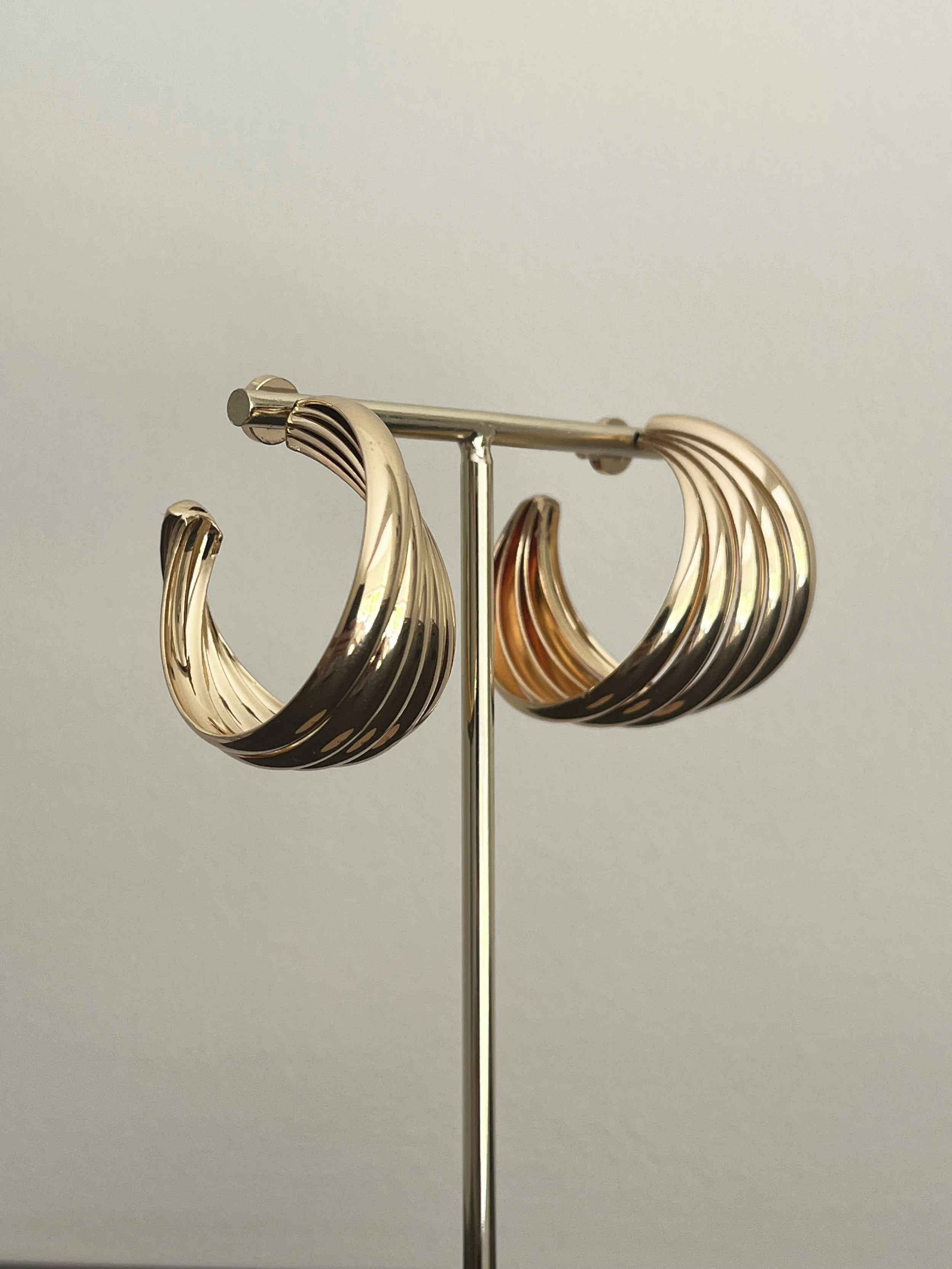 1980s Gold Chunky Ribbed Shrimp Hoop Earrings