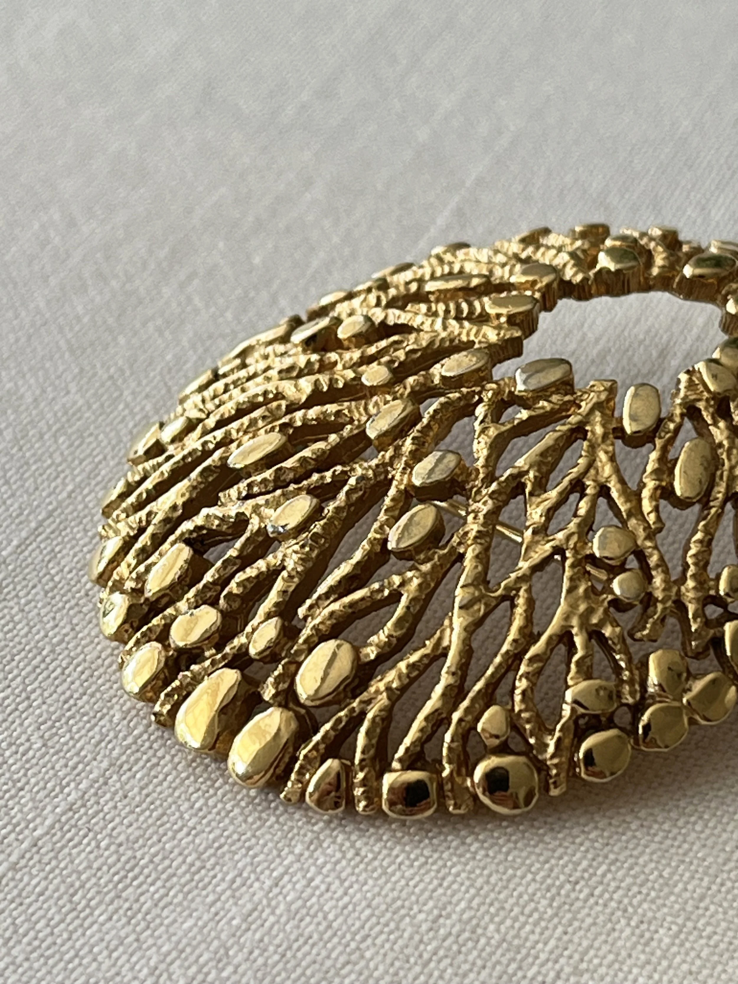 1990s DAVID FOWKES GILT ROUNDEL BROOCH CLOSE UP.jpeg