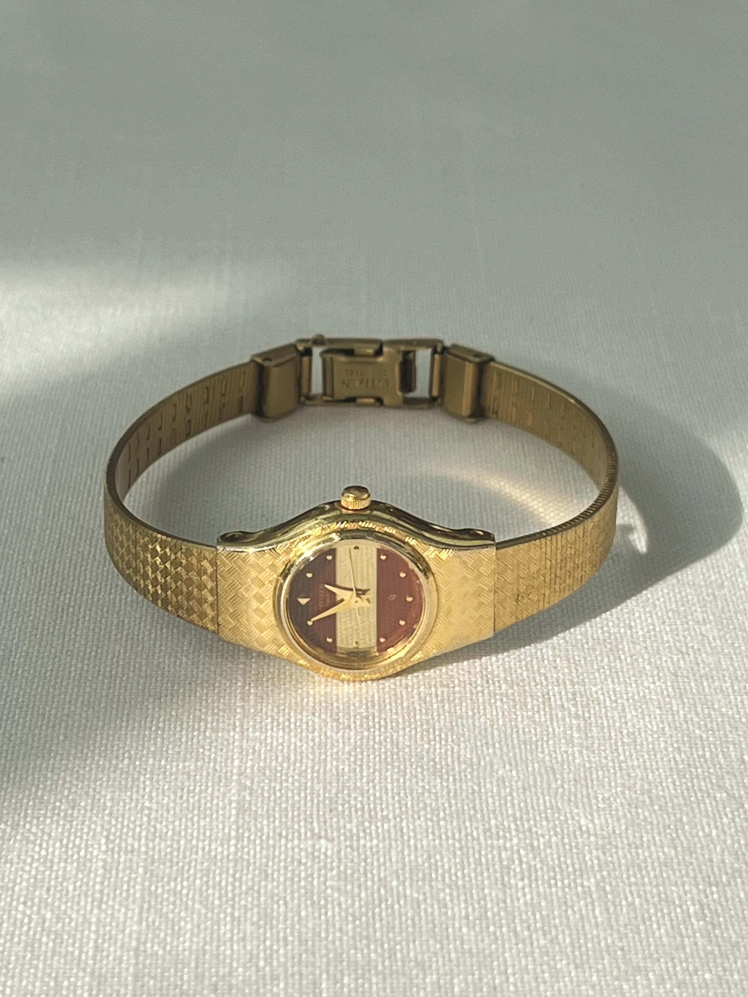 1980s CITIZEN QUARTZ GOLD LADIES DRESS WATCH WITH BURGUNDY.jpeg