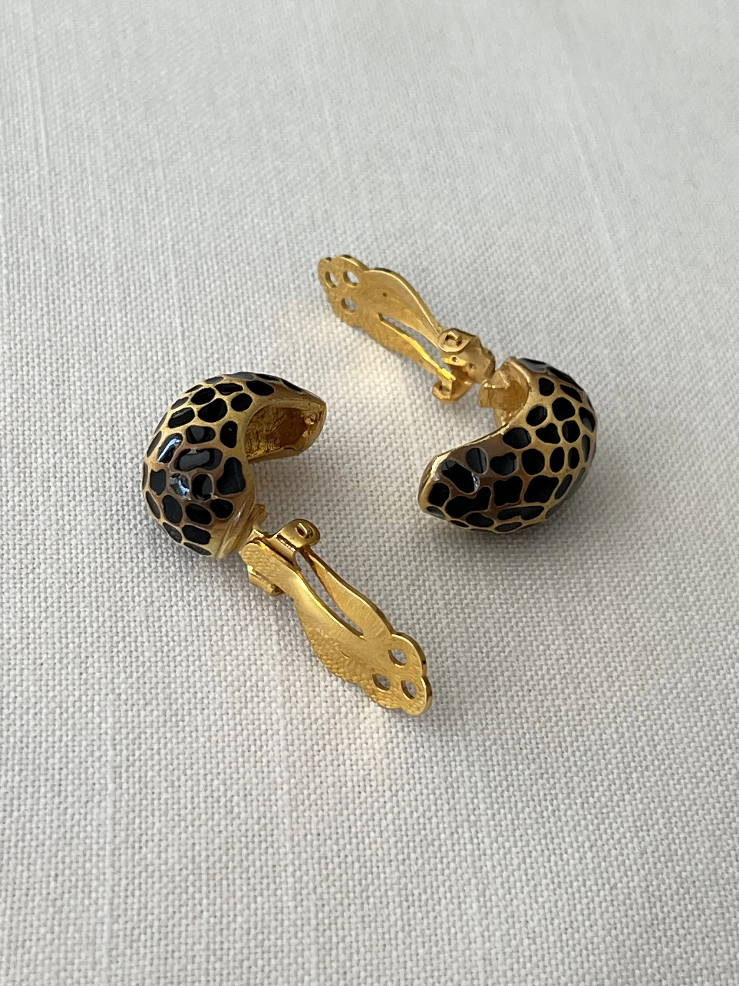 1990s KENNETH JAY LANE ANIMAL PRINT ENAMEL DOME CLIP-ON EARRINGS.jpg