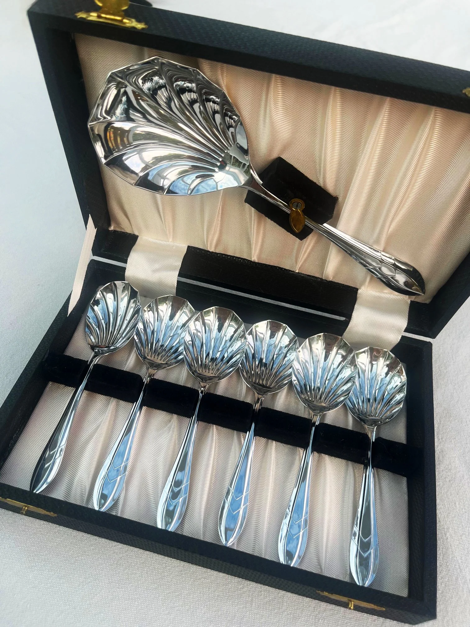 1930:1950s Scalloped Dessert Spoons And Server in Presentation Box.jpg