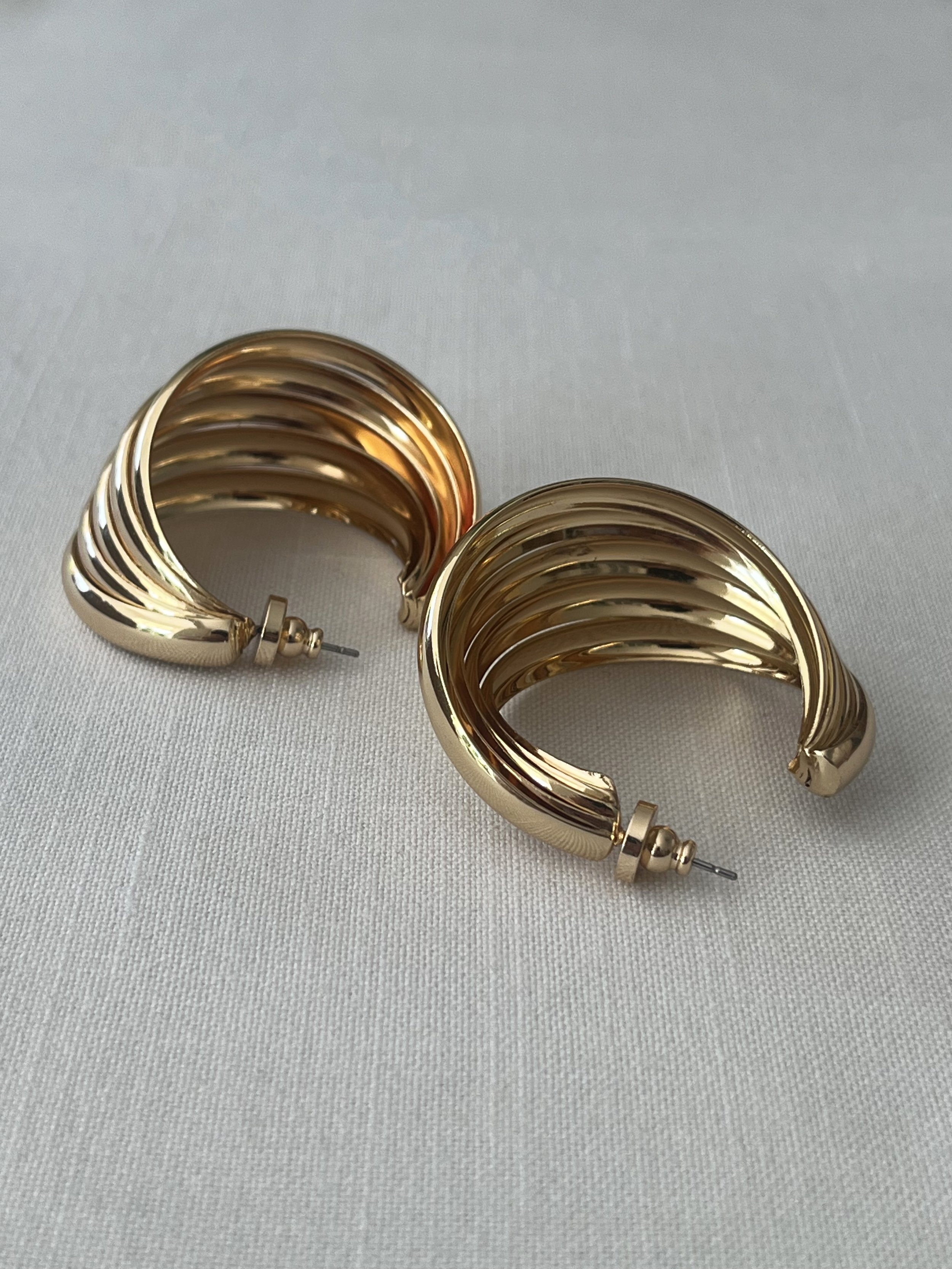 1980s GOLD RIBBED SWIRLED HALF-HOOP EARRINGS..jpg