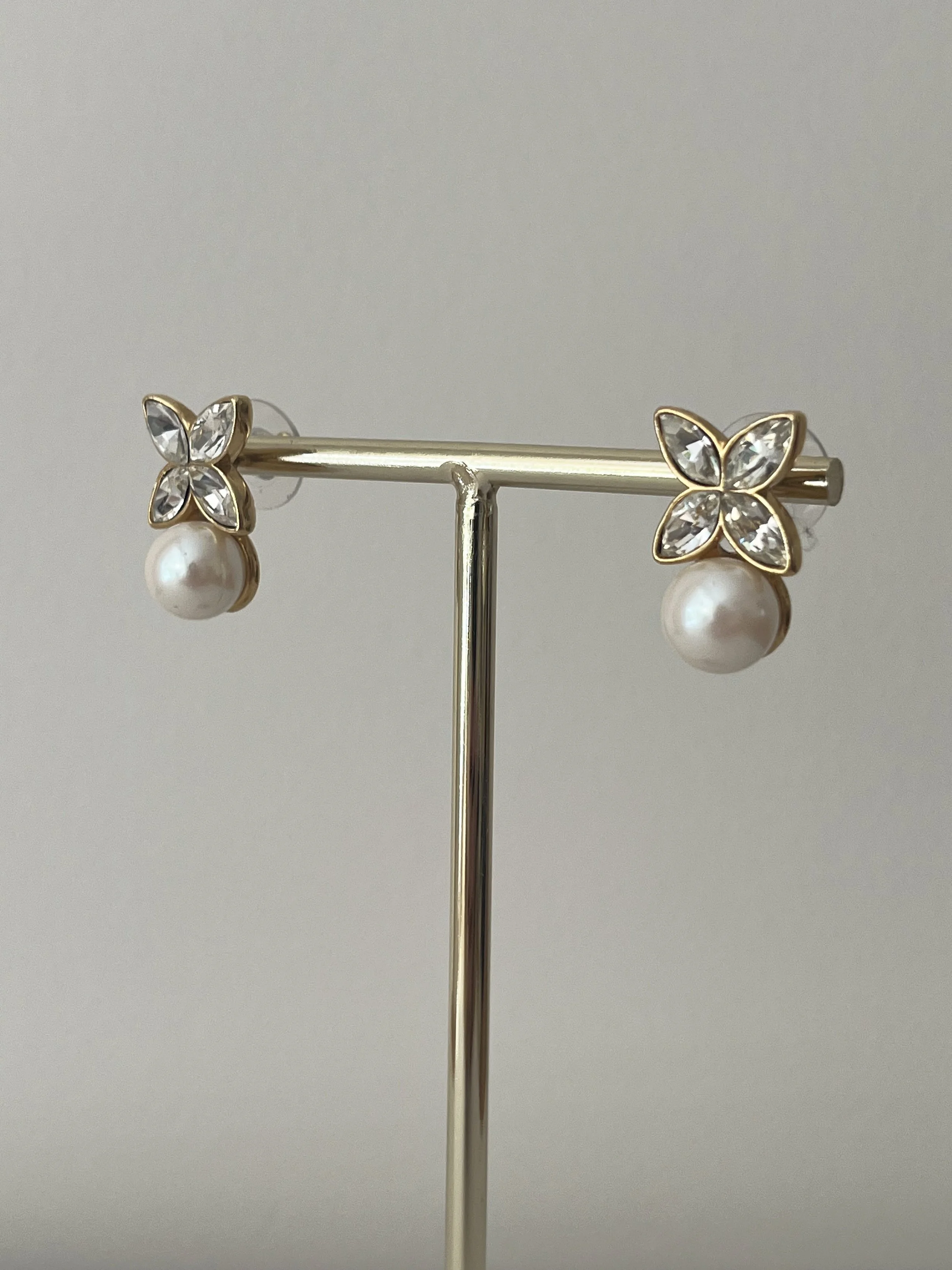 1990s CABOUCHON CLOVER FAUX PEARL EARRINGS.jpeg
