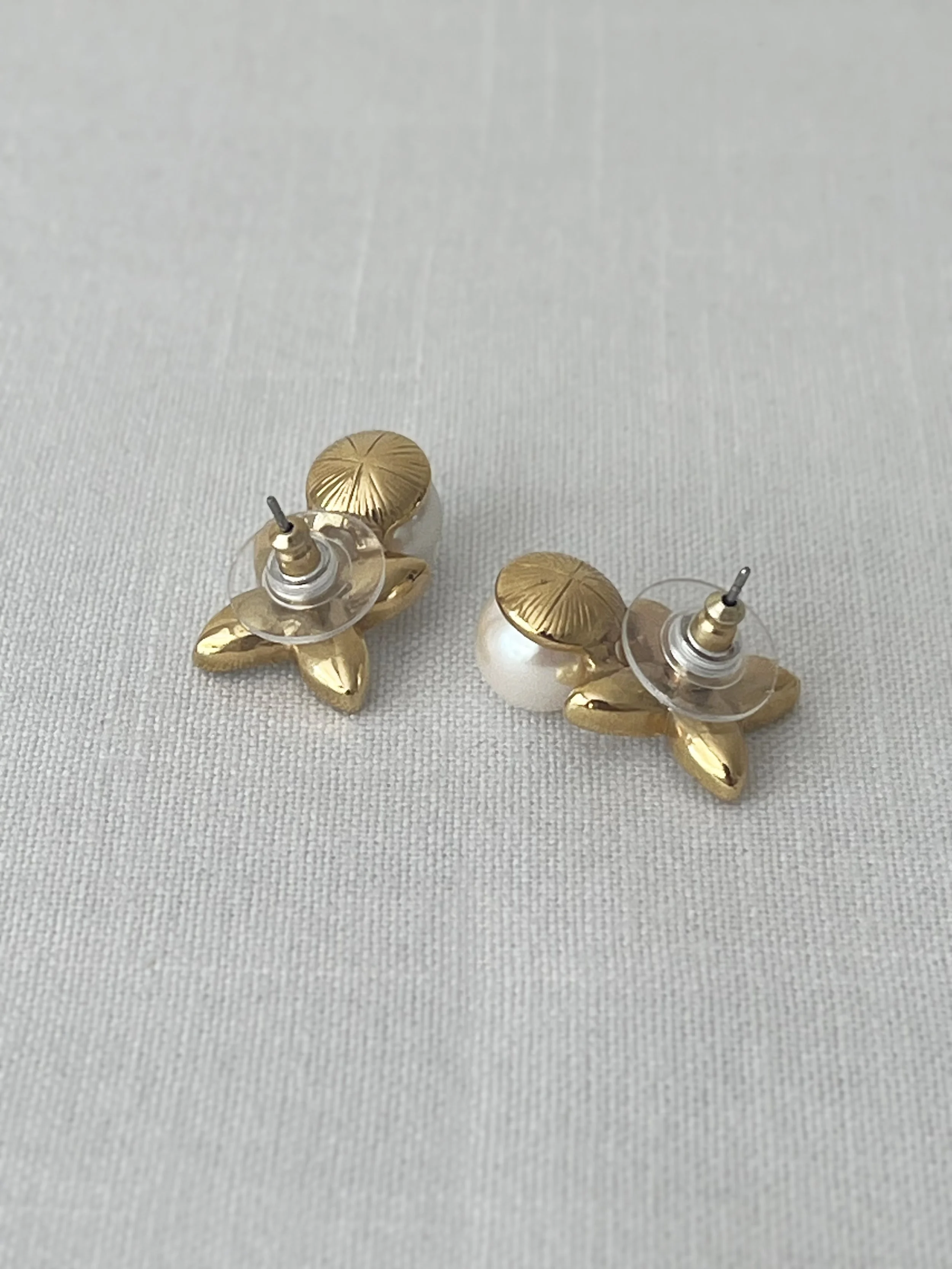 1990s CABOUCHON CLOVER FAUX PEARL EARRINGS BACK POST DETAIL.jpeg