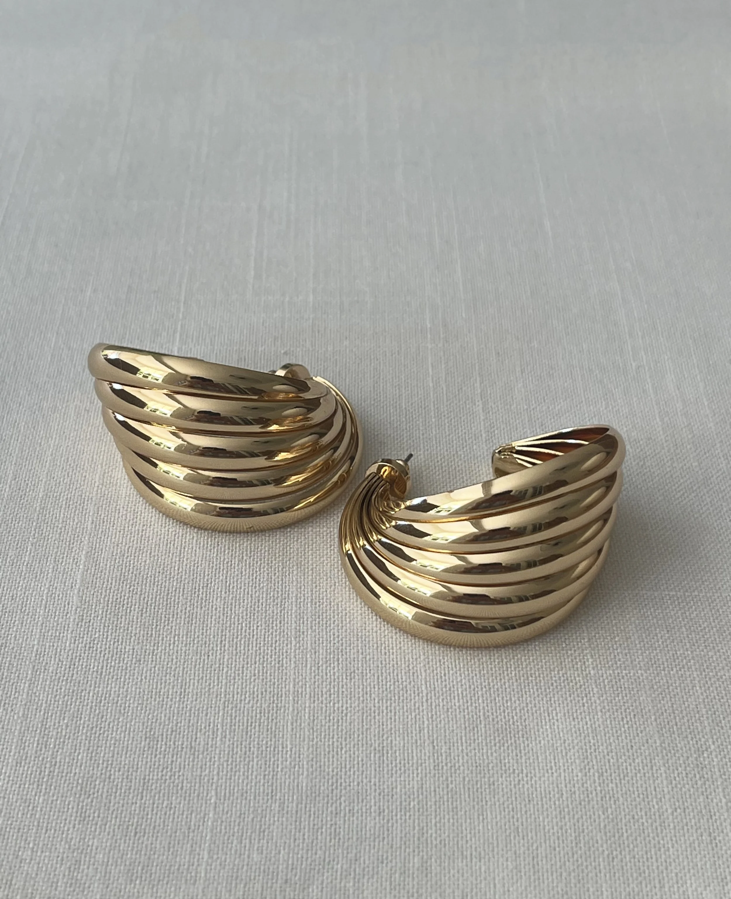 1980s GOLD RIBBED SWIRLED HALF-HOOP EARRINGS.....jpeg
