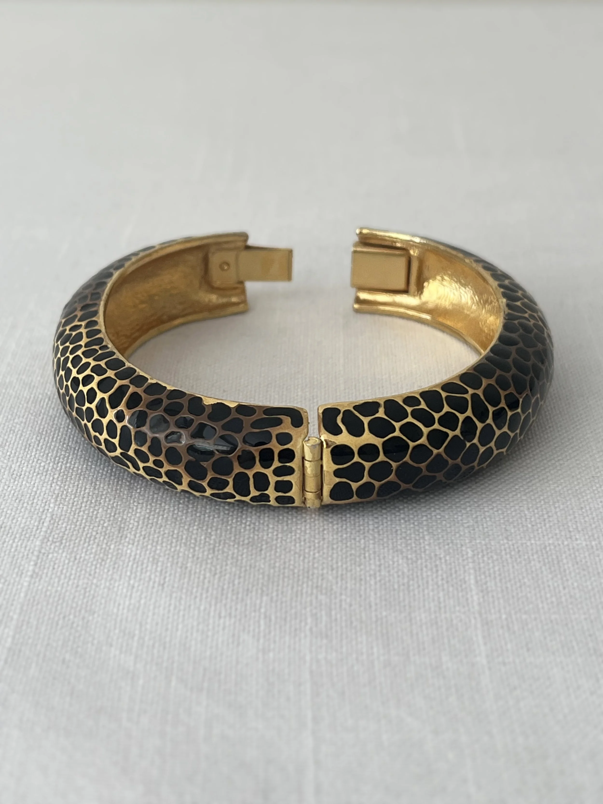 1990s KENNETH JAY LANE ENAMEL LEOPARD BANGLE BACK OPEN.jpg