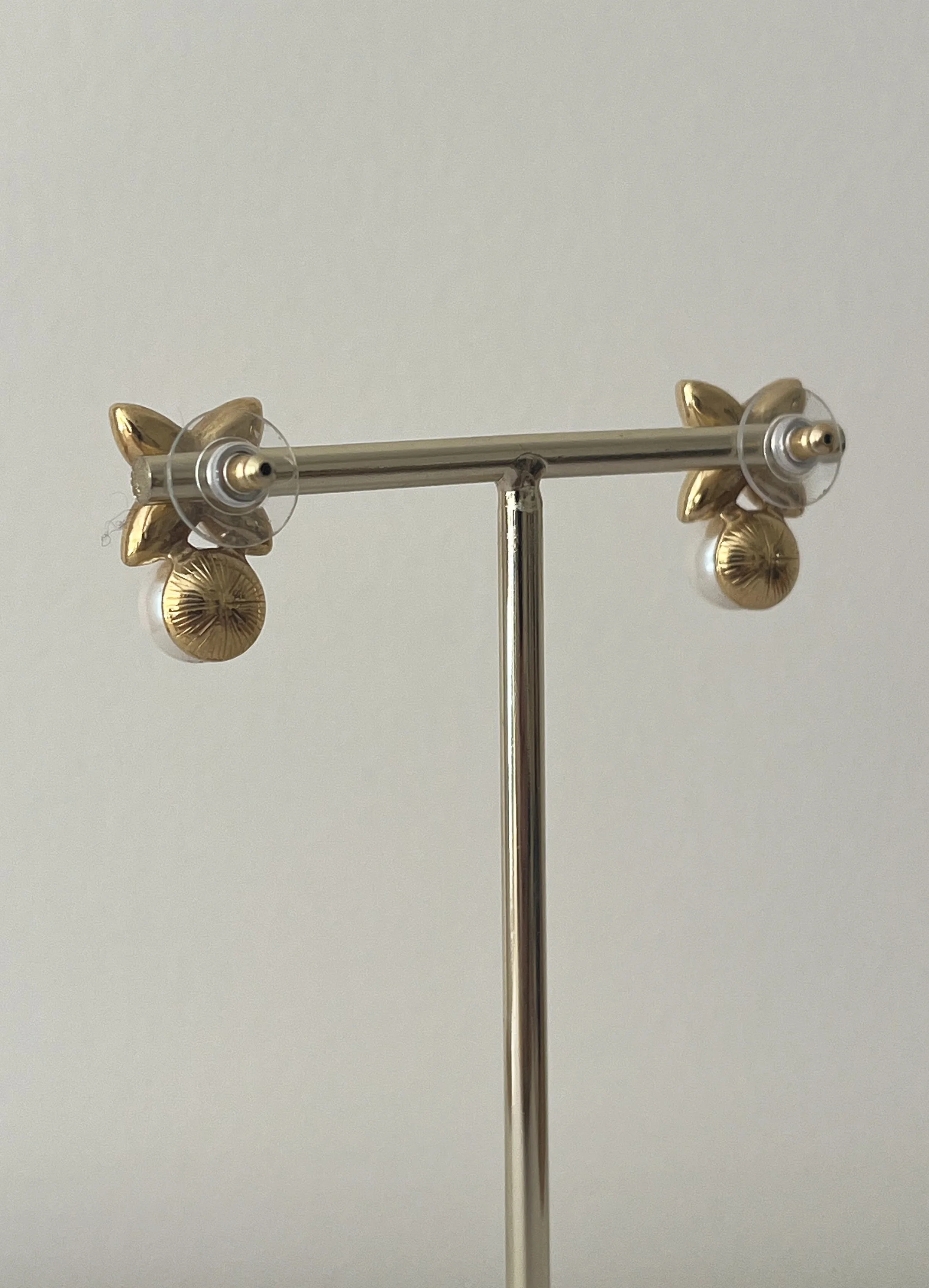 1990s CABOUCHON CLOVER FAUX PEARL EARRINGS BACK.jpeg