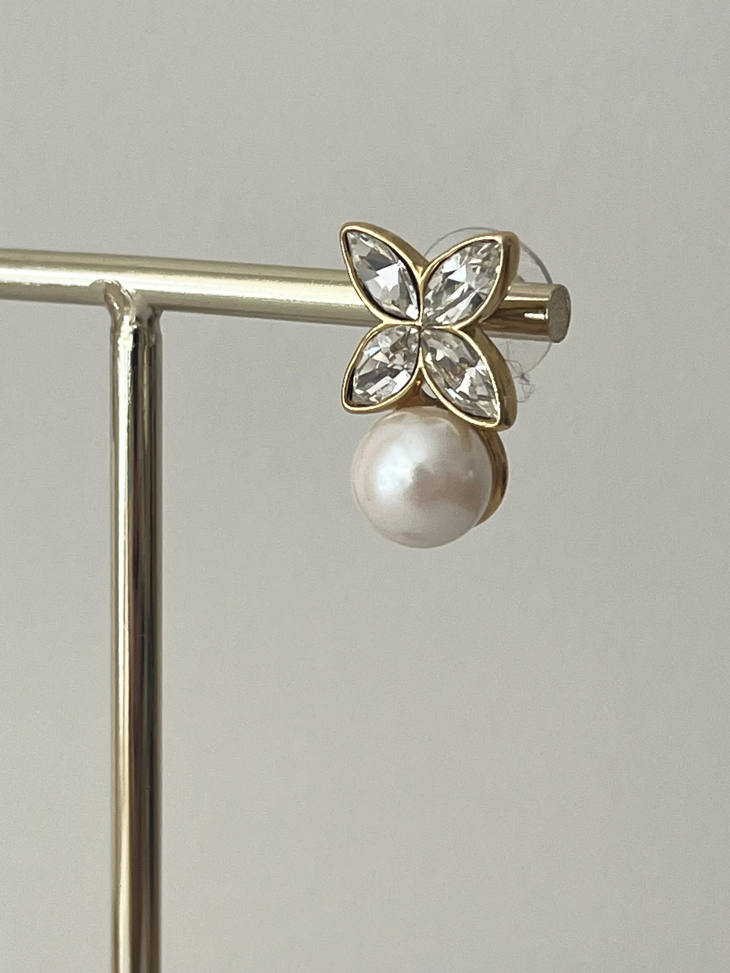 1990s CABOUCHON CLOVER FAUX PEARL EARRINGS CLOSE UP.jpg