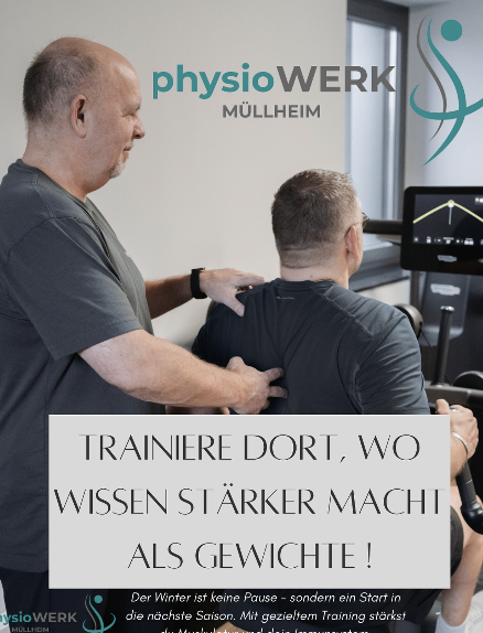 Ein Physiotherapeut behandelt einen Patienten im Fitnessstudio 'physio WERK MÜLLHEIM' mit einem Pilates-Gerät, während der Patient trainiert.