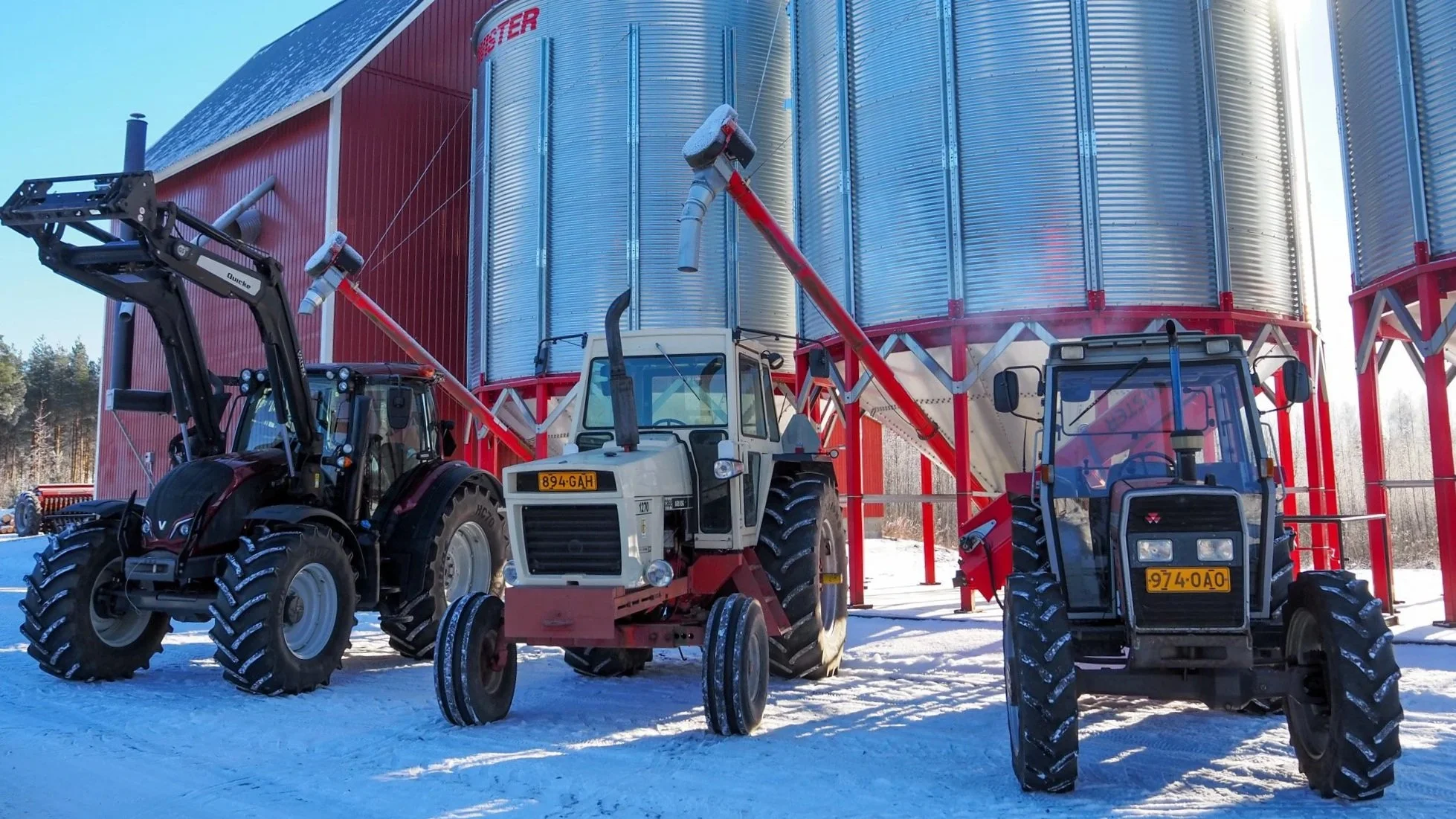 Traktoreita rivisissä Huittisissa