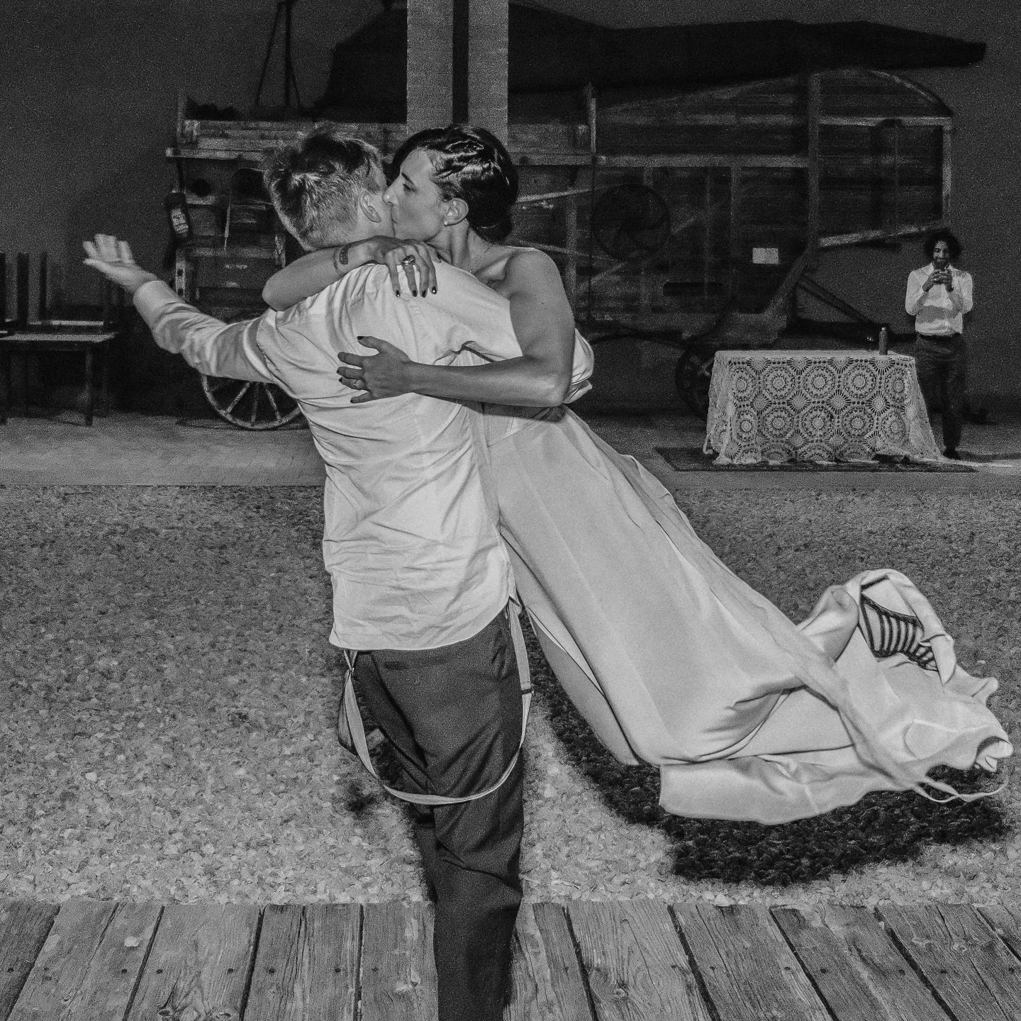 &ldquo;Sospesi tra le luci e l&rsquo;emozione, in un abbraccio che vorrei non finisse mai. Balliamo sotto le stelle della nostra prima notte da marito e moglie, mentre il mondo intorno sembra svanire in un applauso.&rdquo;

#cacciatorediemozioni #wed