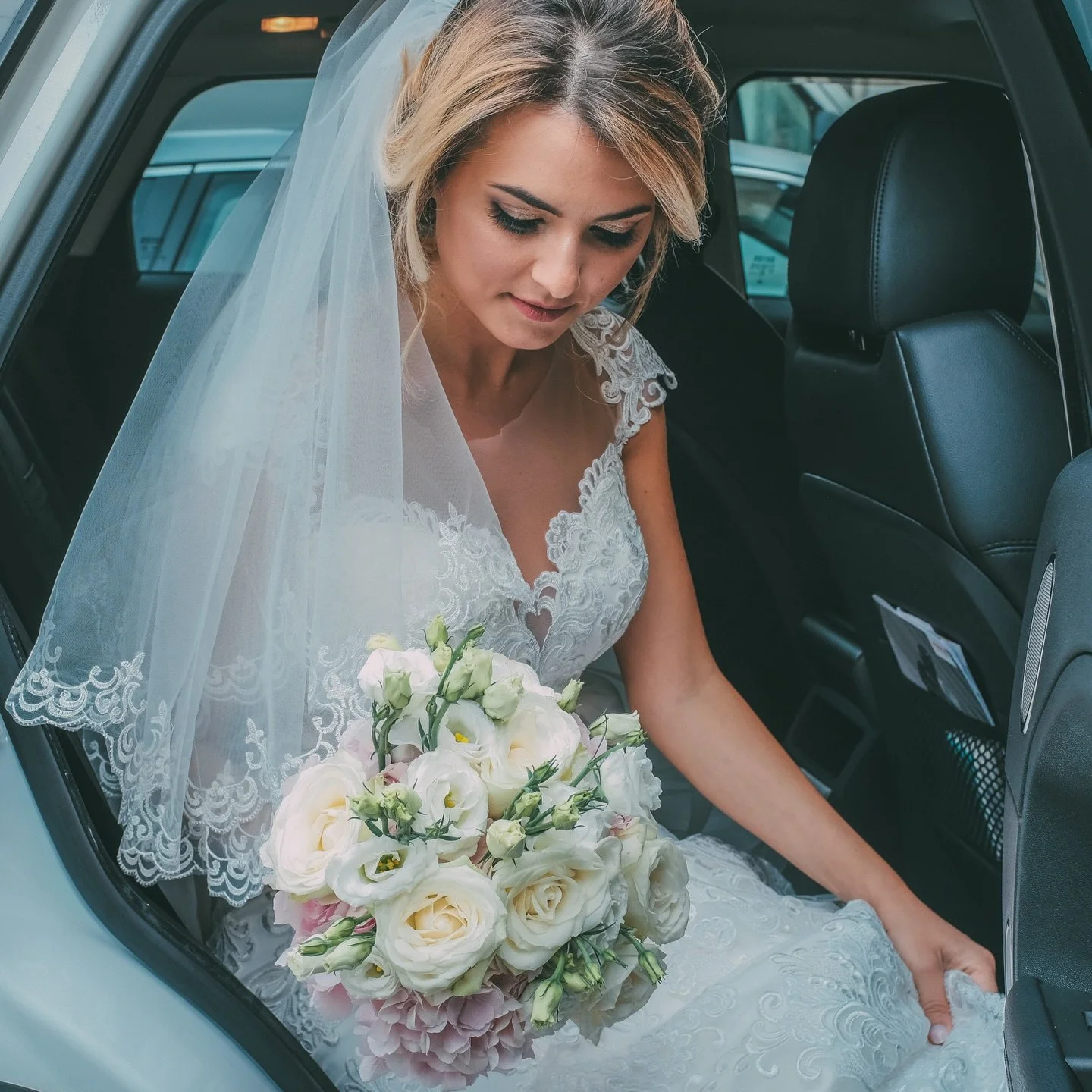 &ldquo;Un respiro profondo, il profumo dei fiori tra le mani e quel battito accelerato che dice pi&ugrave; di mille parole. Sto arrivando da te, pronta a iniziare il nostro capitolo pi&ugrave; bello.&rdquo;

#bridetobe #matrimoniodasogno #weddingphot