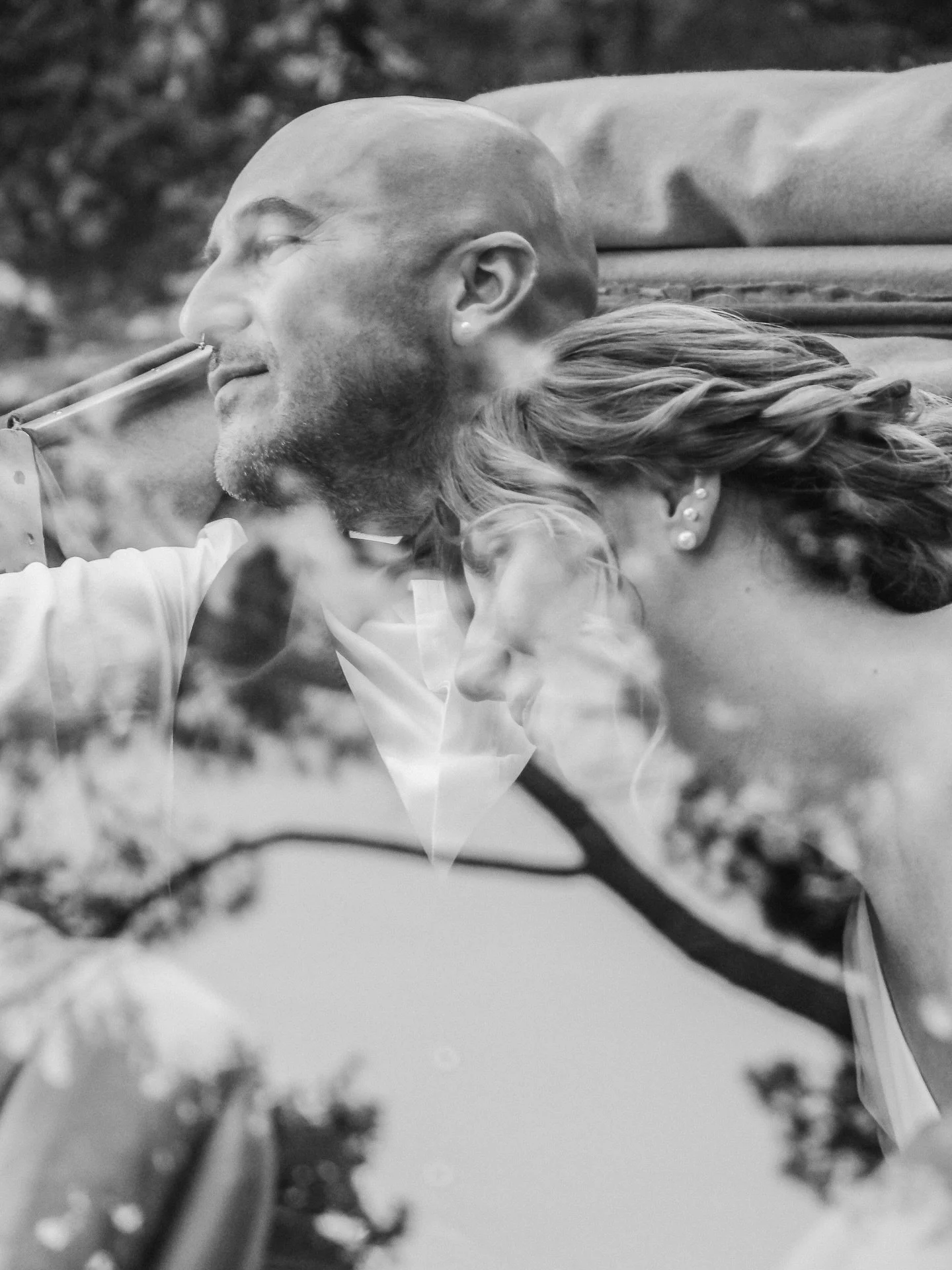 &Egrave; una fotografia che non urla, ma parla piano. &Egrave; la celebrazione di quella complicit&agrave; silenziosa che non ha bisogno di parole per essere spiegata.

#cacciatorediemozioni