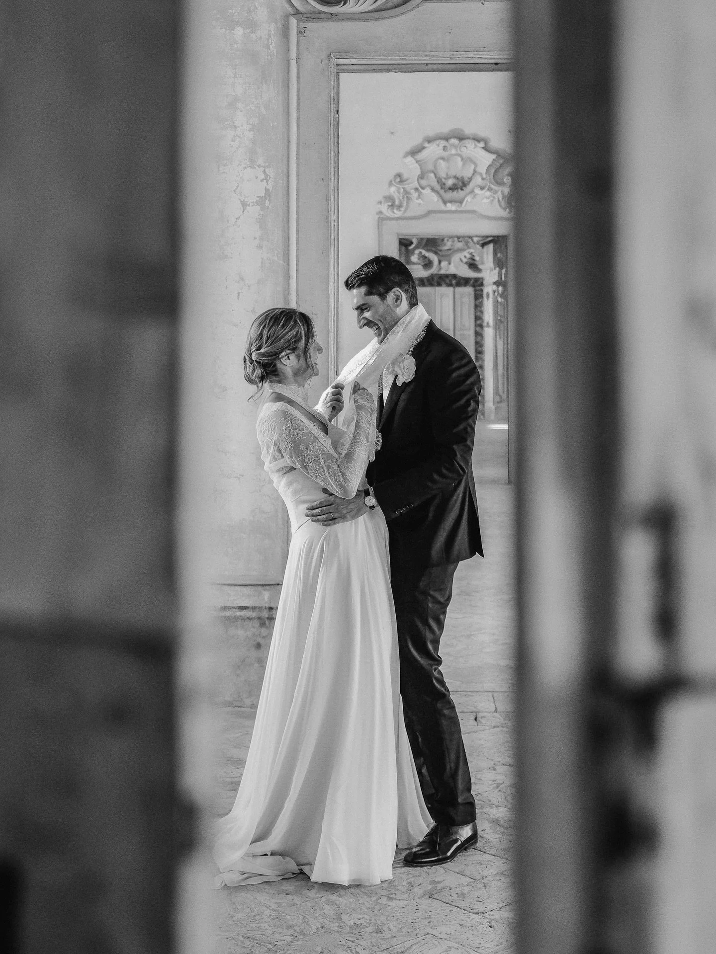 Ho scelto di scattare &ldquo;rubando&rdquo; la scena attraverso la porta, come se fossi un testimone silenzioso di un segreto. Il bianco e nero spoglia l&rsquo;immagine del superfluo per lasciare spazio solo alla complicit&agrave; pura. In quella vil