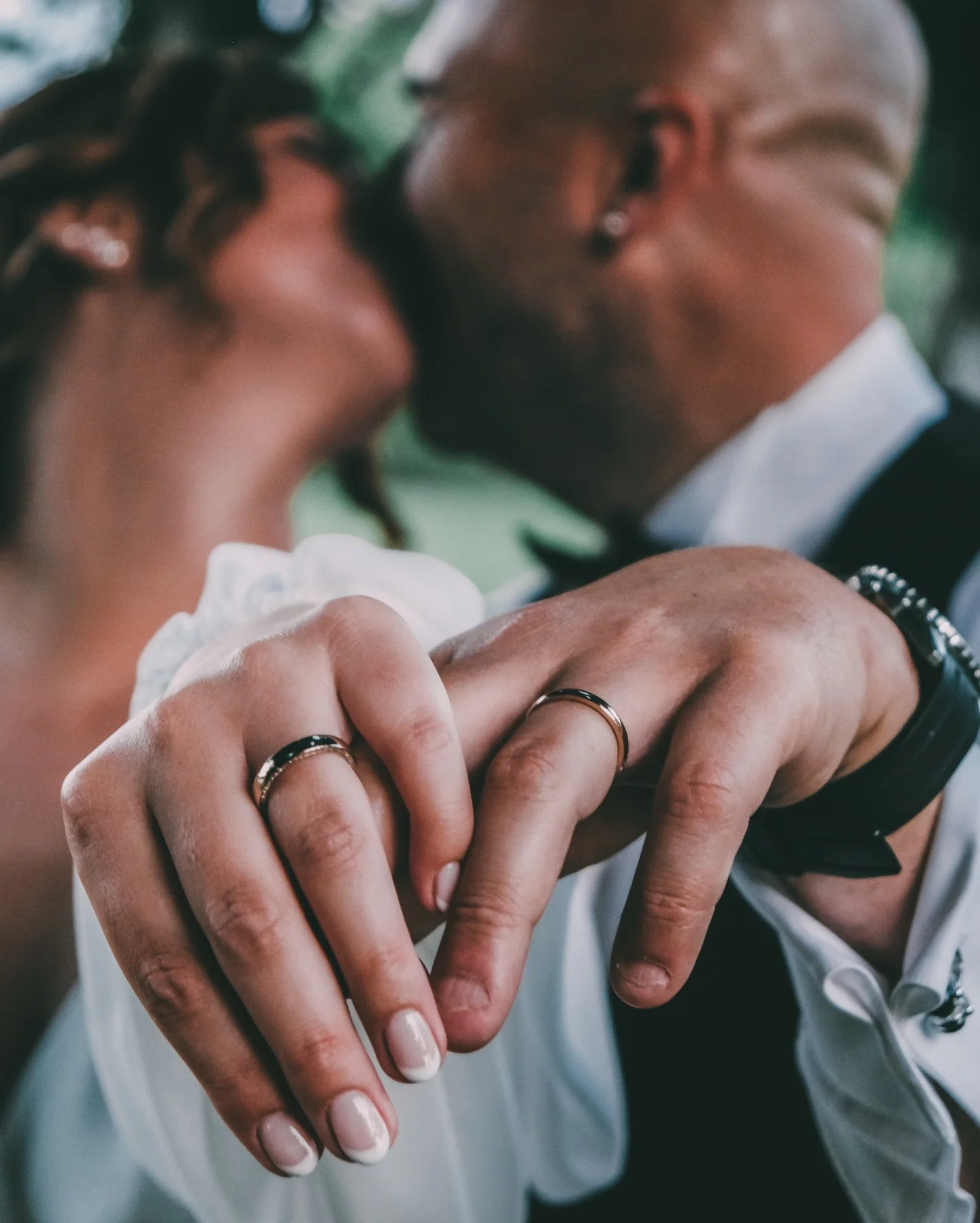 Mentre scattavo, cercavo quel contrasto perfetto: la forza della mano maschile che accoglie la delicatezza di quella femminile. C&rsquo;&egrave; un senso di protezione e, al tempo stesso, di assoluta parit&agrave;.

&Egrave; una foto che non ha bisog