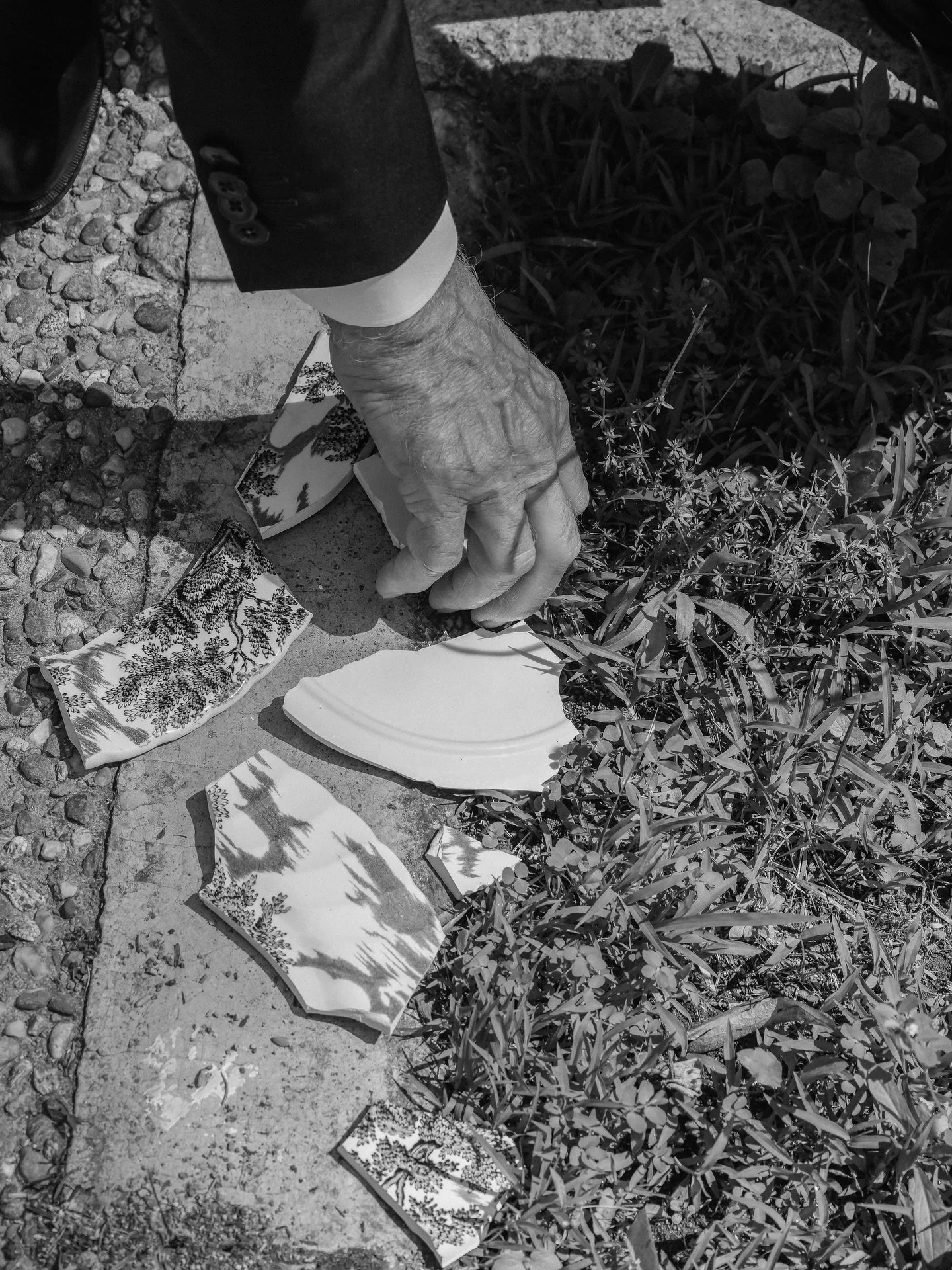 IL RITUALE DEL FRAMMENTO
Come fotografo, in questo momento ho abbassato l&rsquo;obiettivo dalla sposa per puntarlo a terra, verso le radici.

Mentre tutto intorno &egrave; festa, mi sono accucciato per catturare questo gesto antico. Non &egrave; solo