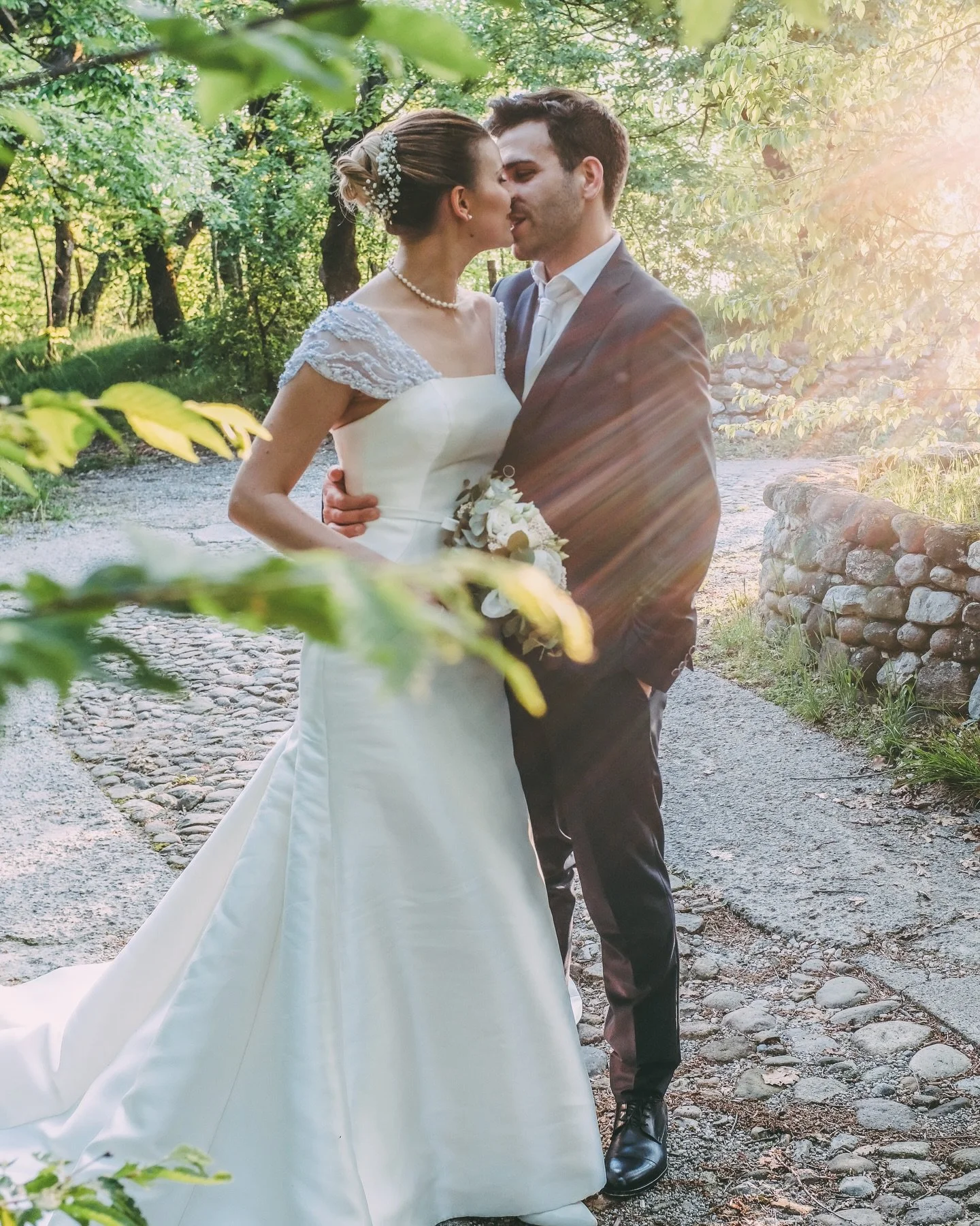 La prima cosa che mi ha colpito &egrave; stata quella luce calda e radente che filtra tra i rami. Non &egrave; solo illuminazione tecnica; &egrave; un &ldquo;lens flare&rdquo; naturale che sembra avvolgere la coppia in un abbraccio dorato. &Egrave; q