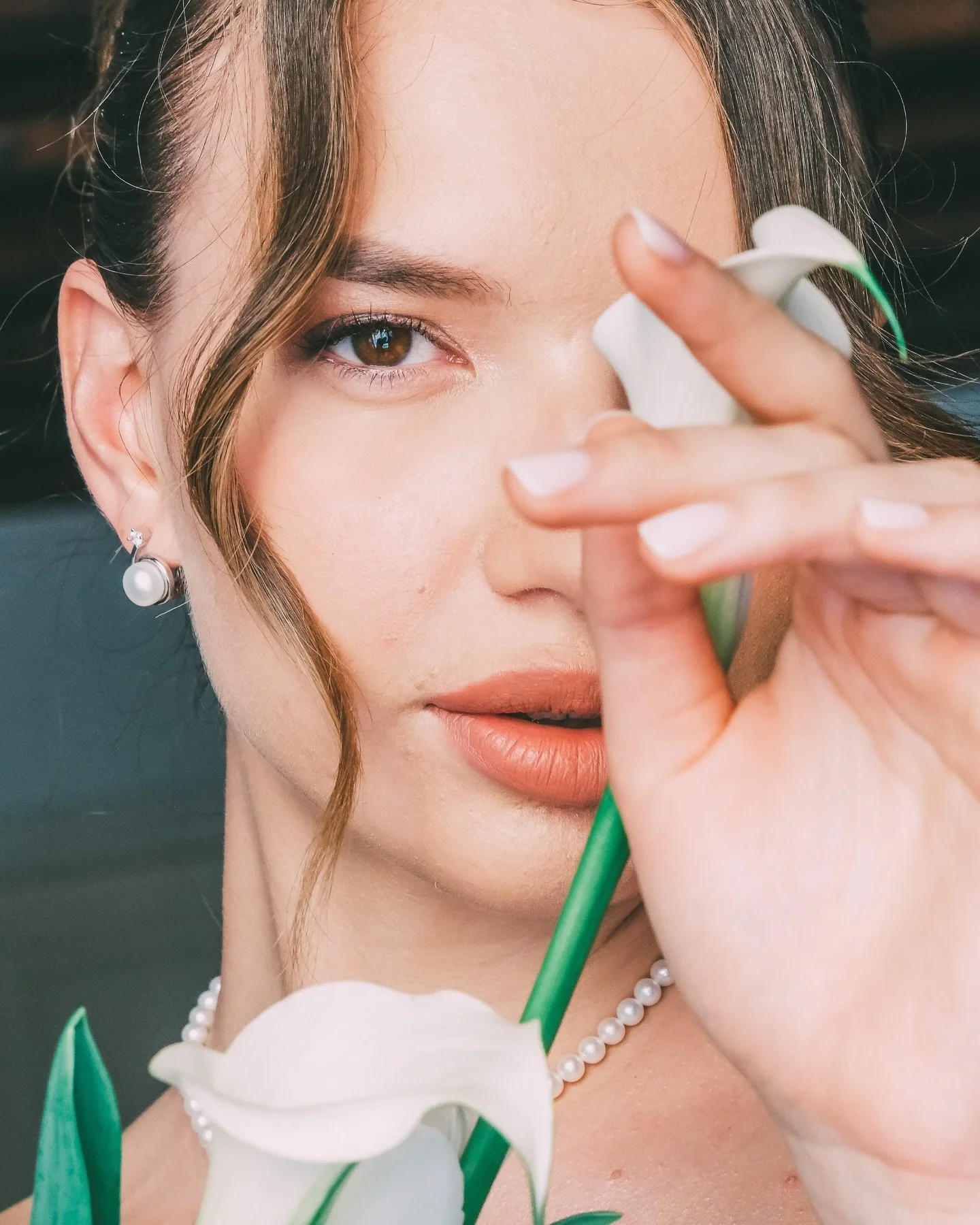 C&rsquo;&egrave; una bellezza sottile che non ha bisogno di essere comandata. Non &egrave; nel &ldquo;guarda qui&rdquo; o nel sorriso forzato a comando. &Egrave; nel respiro prima del &ldquo;S&igrave;&rdquo;, nello sguardo rubato tra i tavoli, nel di