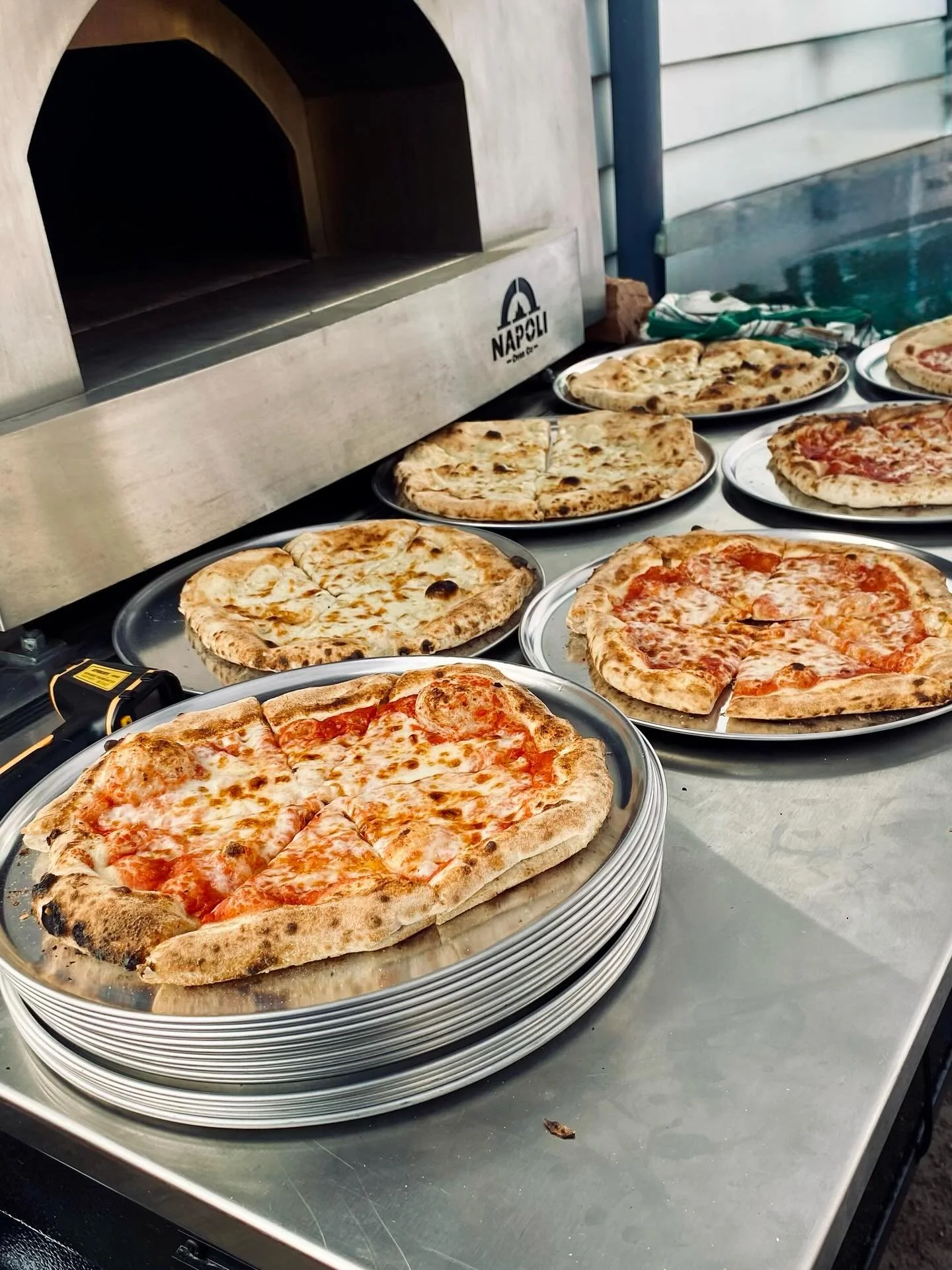 Rolling into an 18th birthday bash with pizza party on wheels! The storm couldn&rsquo;t dampen the fun as we served up delicious fresh woodfired pizzas &amp; made some un-gettable memories! 🍕🇮🇹🪵😋🥳🍕