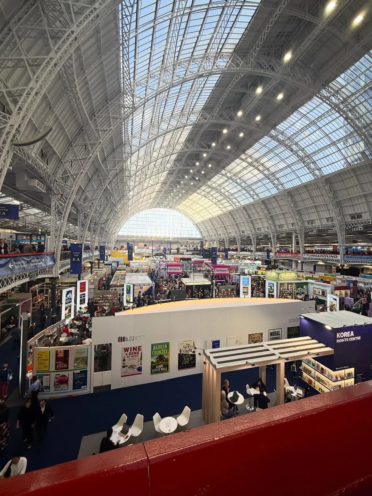 Spotted at @londonbookfair 👀📚

Last week at the Book Fair, I had the pleasure of reconnecting with familiar faces while also making some fantastic new connections across the industry.

It was great, as always, to see Clare from @booksonthehillstalb