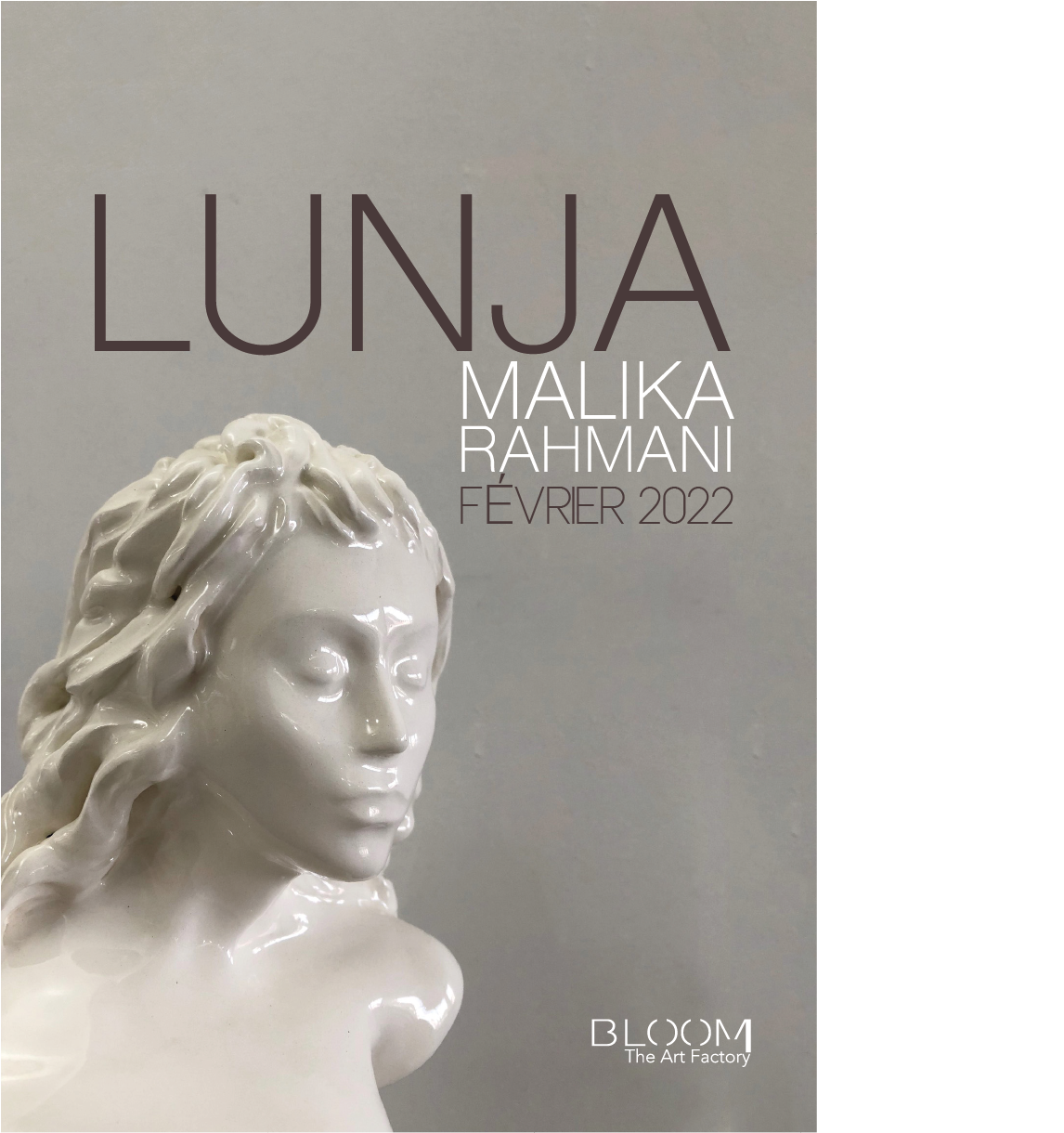 Affiche de l'exposition intitulée "LUNJA" de Malika Rahmani, février 2022, avec une sculpture blanche d'une femme aux cheveux bouclés et un fond gris