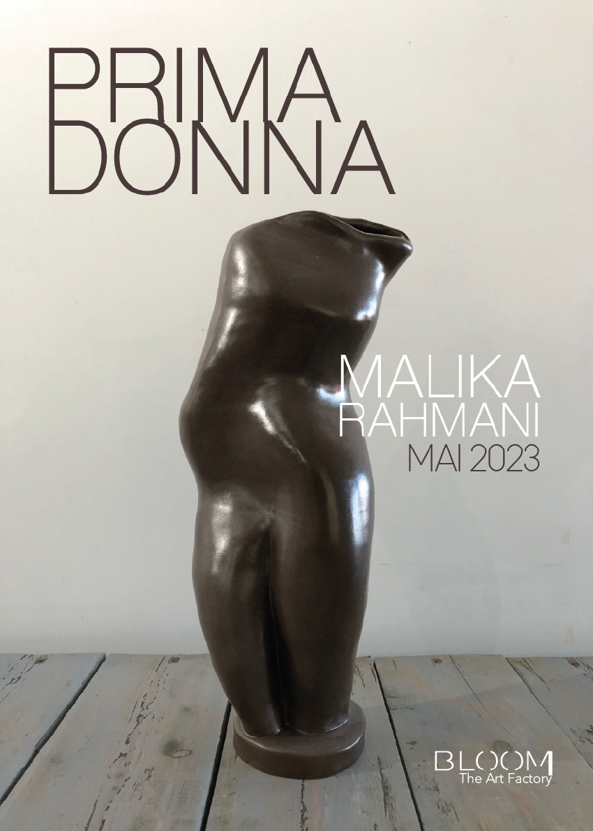 Catalogue d'exposition avec une sculpture en forme de corps féminin en bronze ou en résine, exposition intitulée 'Prima Donna' par Malika Rahmani, mai 2023, organisée par Bloom The Art Factory.