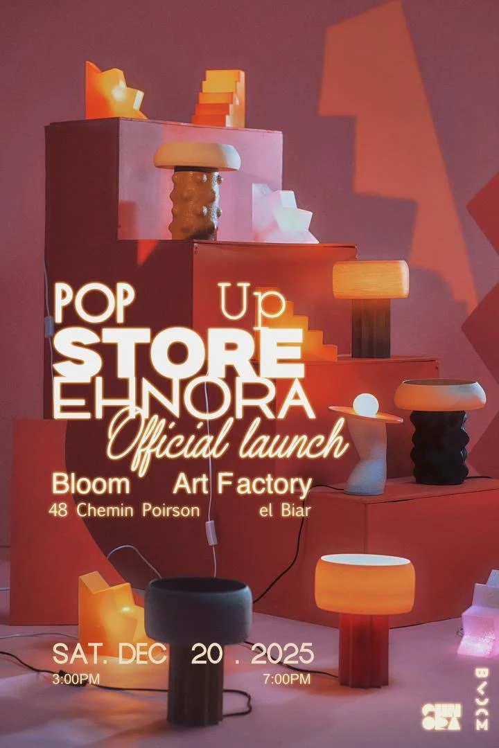 Une affiche annonçant le lancement officiel de POP STORE ENORA, avec une décoration composée de lampes et d'objets modernes, pour un événement à Bloom Art Factory, 48 Chemin Poirson, el Biar, le samedi 20 décembre 2025, de 15h00 à 19h00.