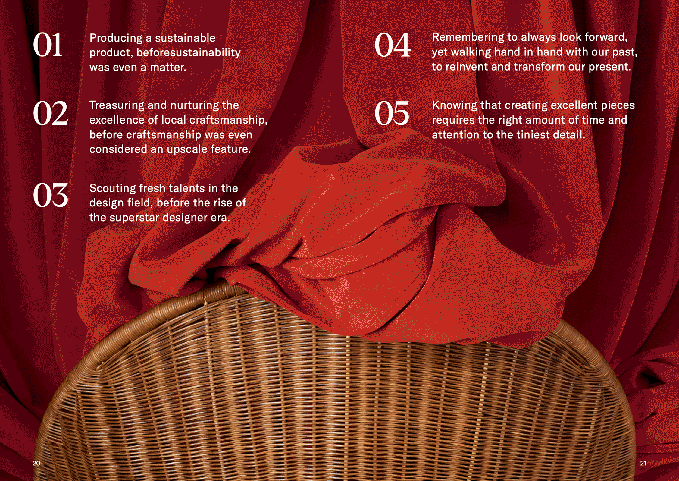 Testo con cinque punti di riflessione sulla sostenibilità e il design, posto su uno sfondo di tessuti rossi e una sedia in vimini.