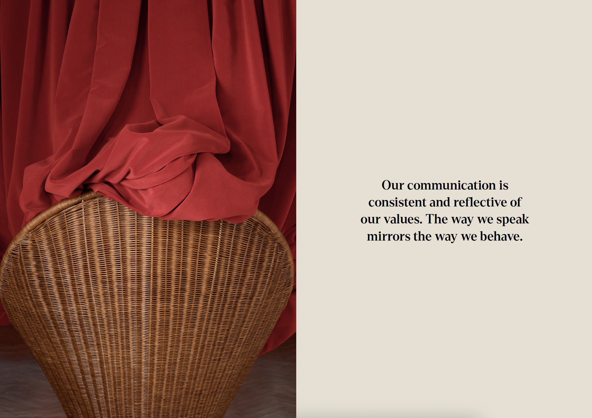 Un'immagine divisa in due parti. A sinistra, una sedia di vimini con un drappeggio rosso sopra. A destra, uno sfondo beige con un testo che dice: 'La nostra comunicazione è coerente e riflettente i nostri valori. Il modo in cui parliamo riflette il modo in cui ci comportiamo.'