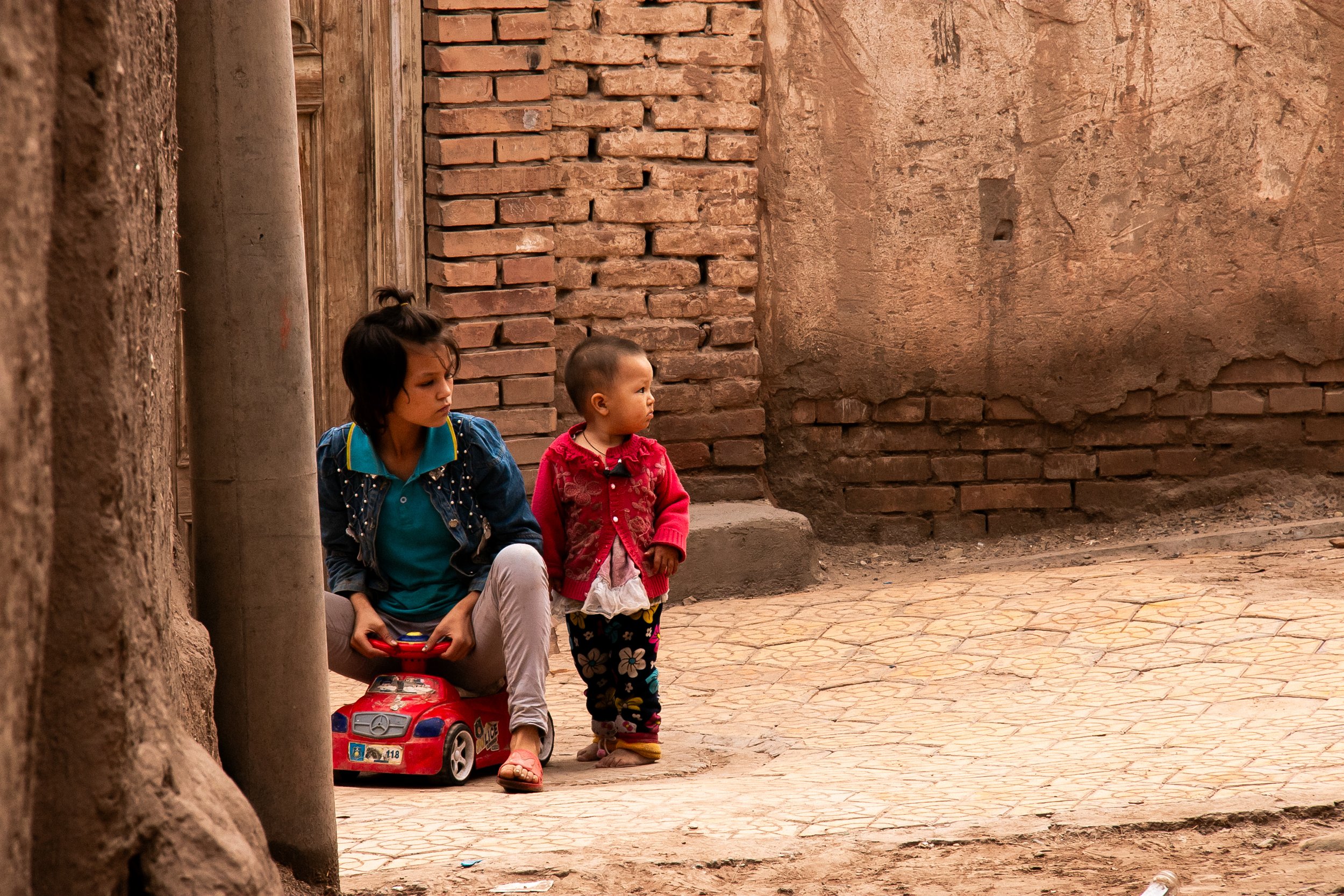 HG04 | sisters waiting in an alleyway | kashgar | 2016