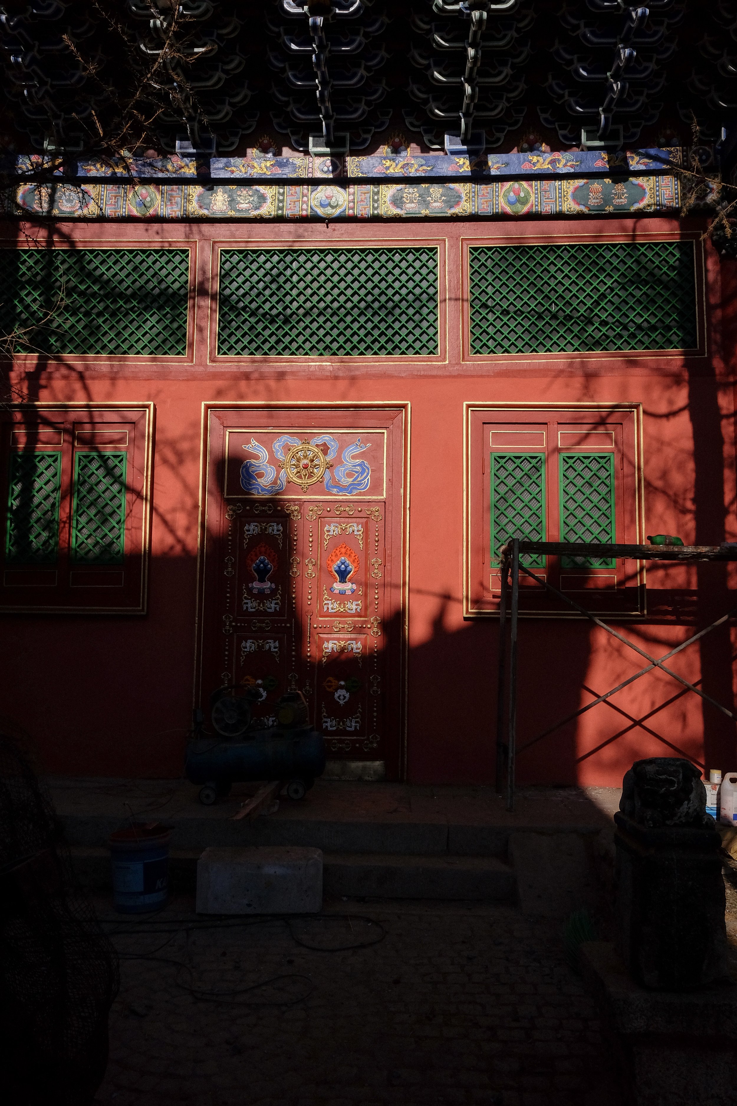 HG08| temple door in shadow | mongolia | 2017