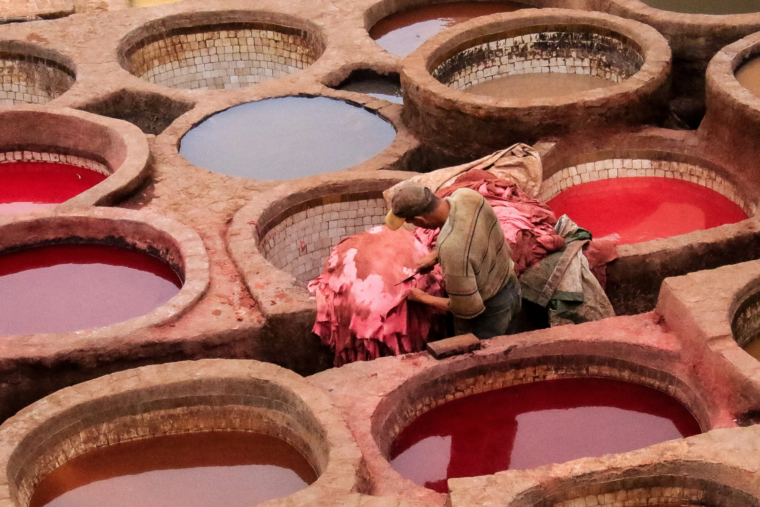 HG13 | worker in dye vats | morocco | 2018