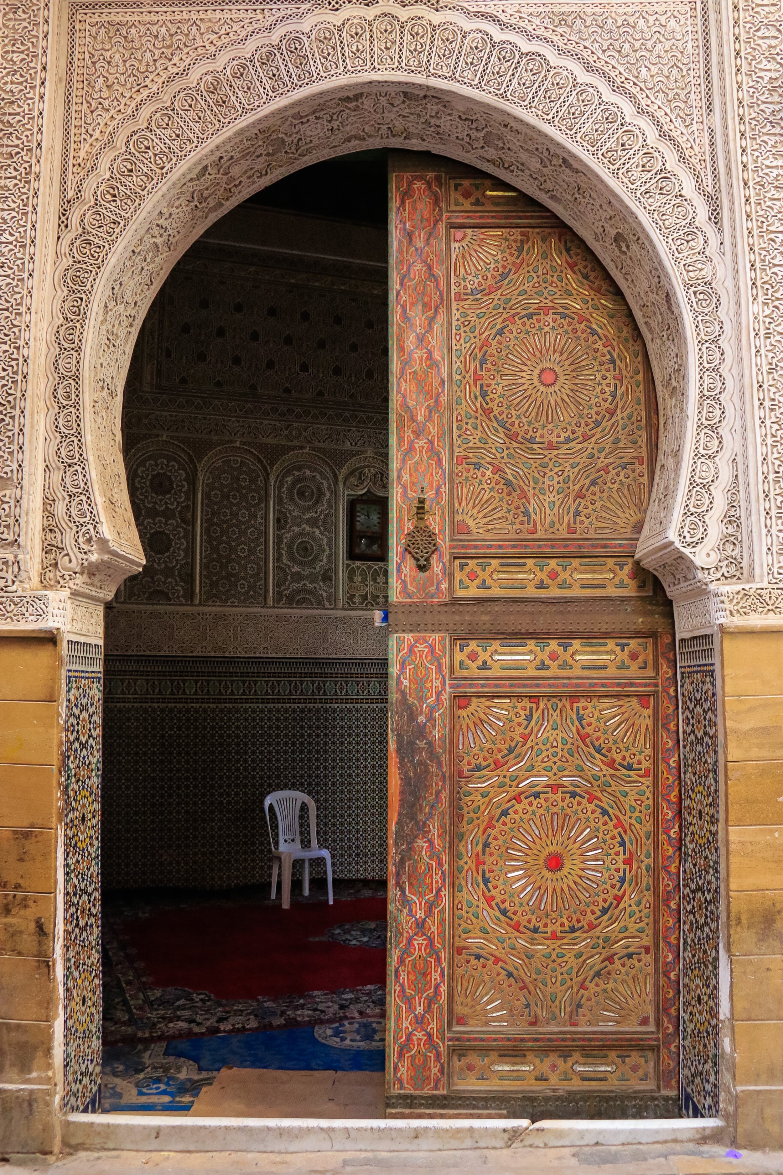 HG01 | ornate doorway and chair | morocco | 2018