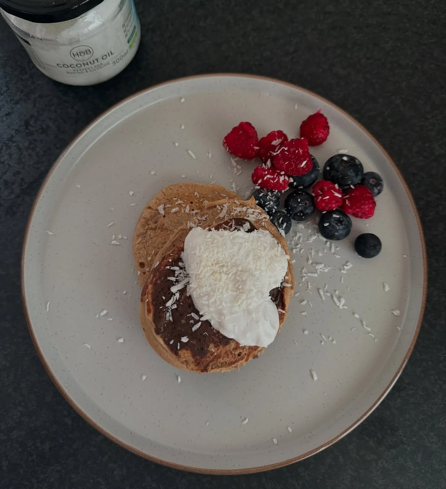 Back with another protein pancake recipe 🤎

1 banana
1 scoop protein powder
1 egg
1 tsp baking powder
Cinnamon
Roughly 50g buckwheat flour (naturally GF)
Cooked in coconut oil

Buckwheat flour is great for blood sugar balance. It&rsquo;s higher in f