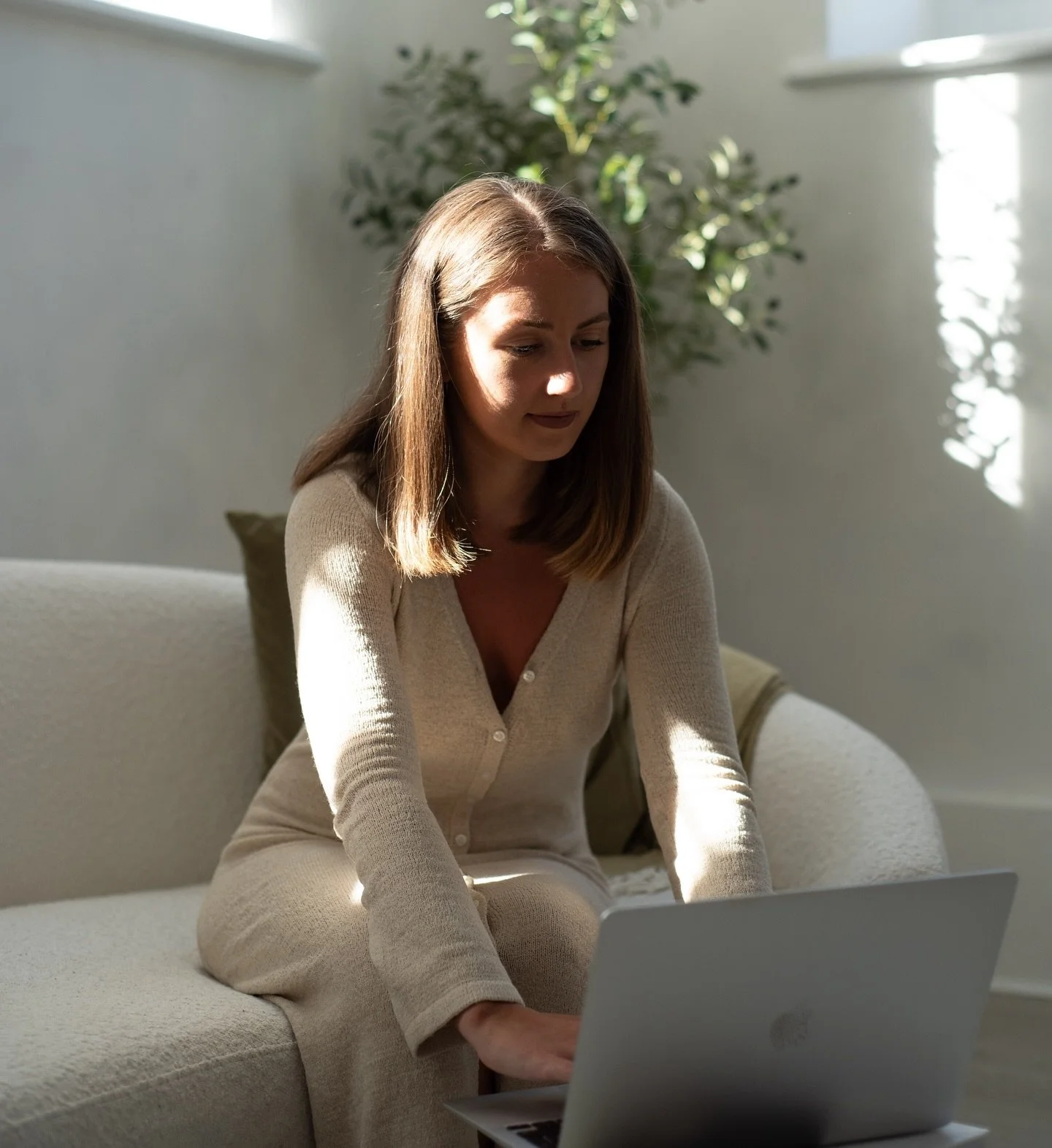 WORK WITH ME 👩&zwj;💻

I&rsquo;m Emma, a Certified Naturopathic Health &amp; Nutrition Coach and Sound Therapist.

I support women who feel fatigued, exhausted, anxious, bloated or burnt out to reconnect with their bodies and rebuild their energy.

