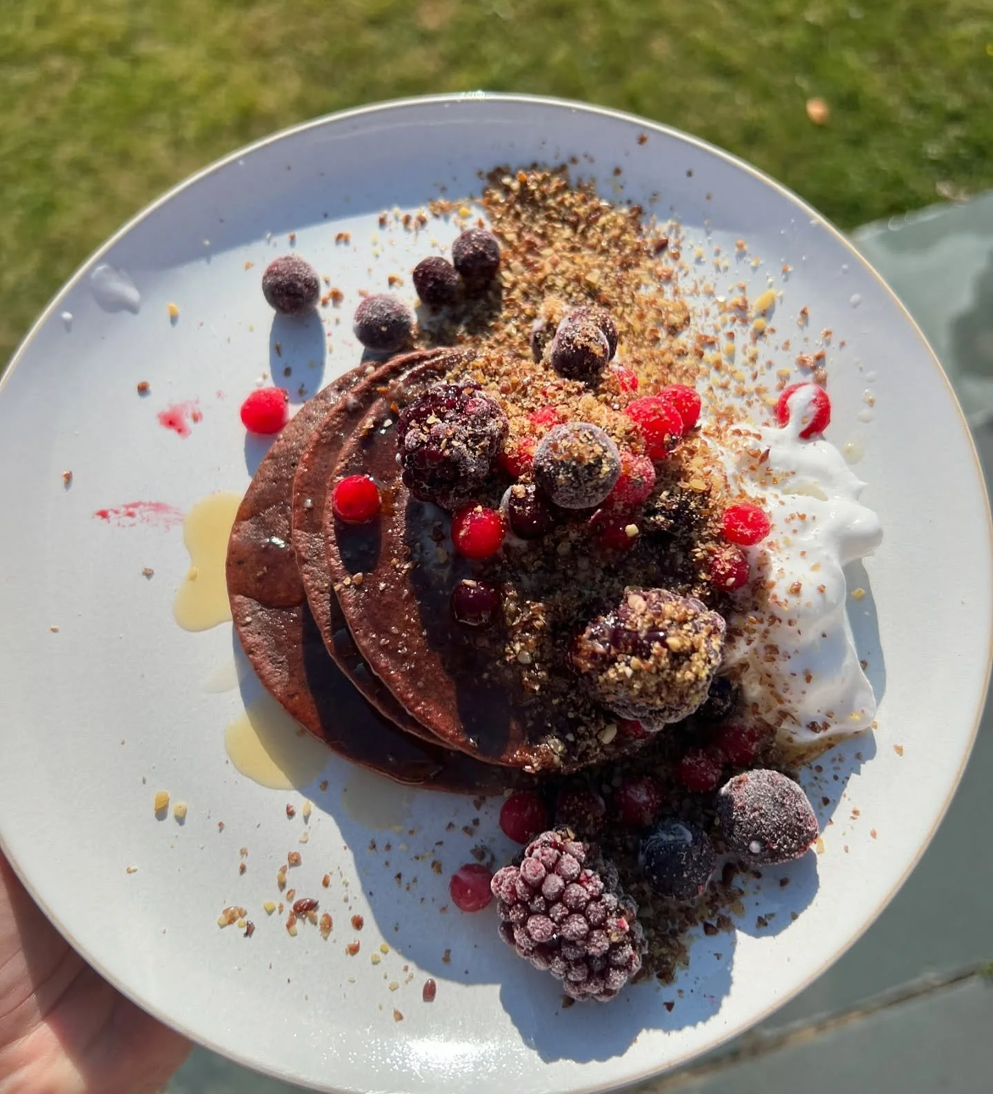 One of my favourite high protein breakfast recipes whilst still supporting stable blood sugar levels.

For the pancakes, add to a blender:
* 1/3 cup of oats
* 1 scoop of chocolate protein powder (I use ancient nutrition bone broth protein powder)
* 1