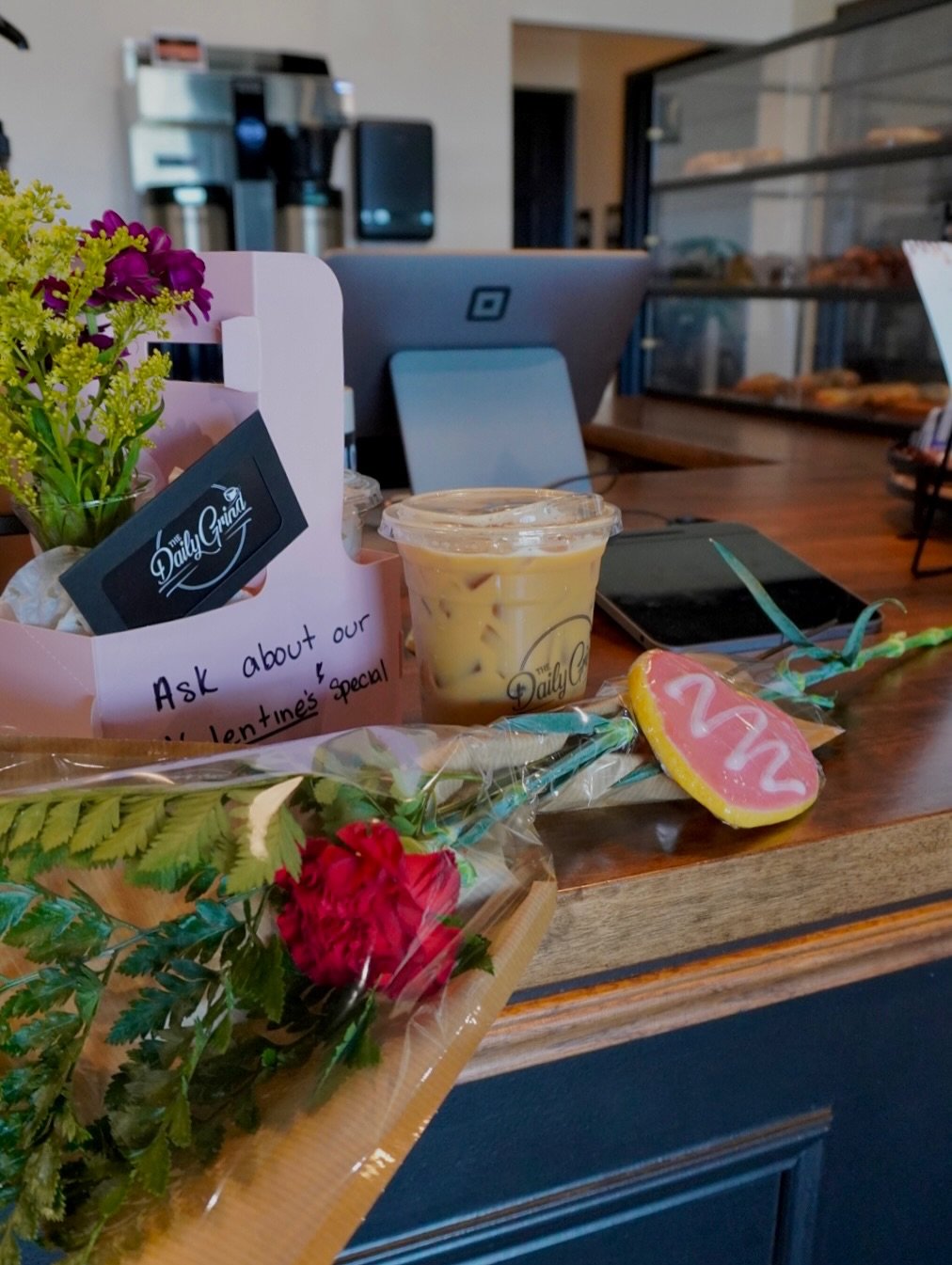 Last day to place an order!!

Valentine&rsquo;s Day Special❤️☕️

LIMITED QUANTITY AVAILABLE

You get&hellip;
- drink of your choice
- $10 gift card to @thedailygrindsc
- cutout cookie from @springvalleyilbakery 
- bouquet from @flowerbarperu in a gla