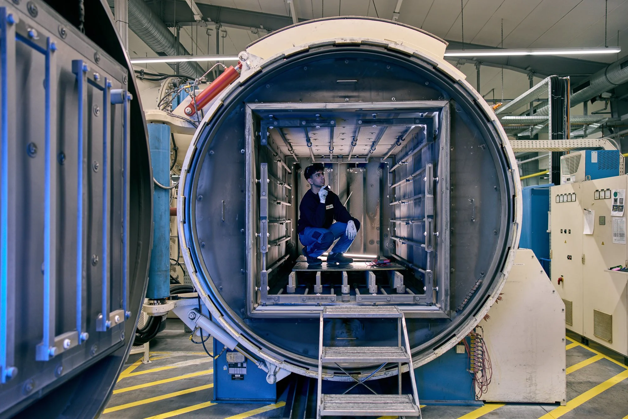 Thermagenix Mitarbeiter im Vakuum-Lötofen bei der Fertigung von Wärmetauschern im Thermomanagement