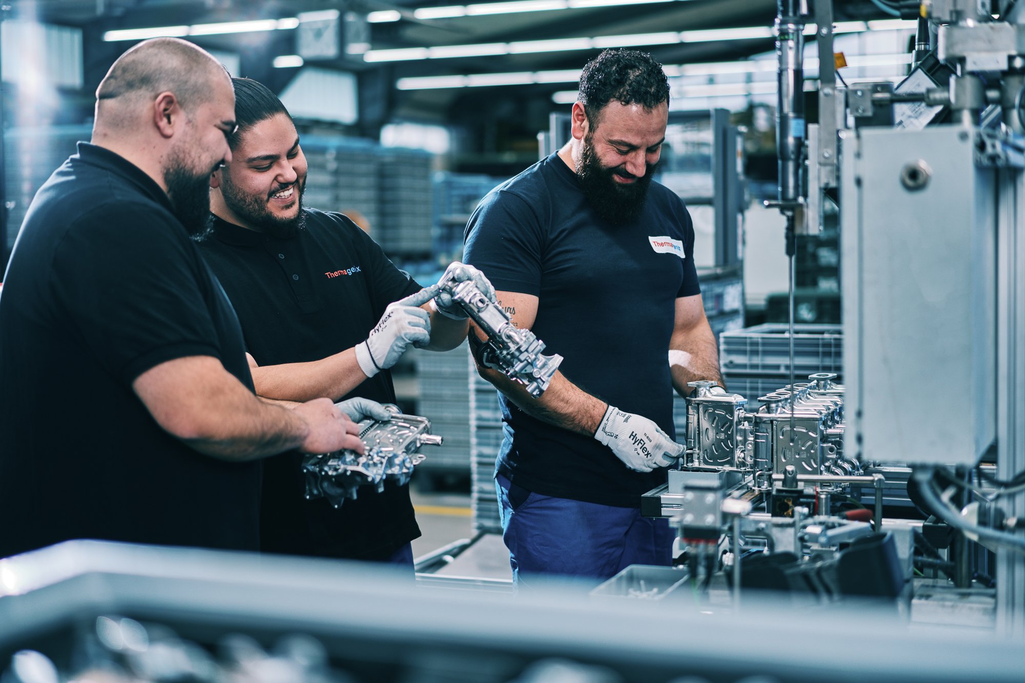 Thermagenix Mitarbeiter in der Produktion prüfen gemeinsam einen Wärmetauscher in der Fertigung