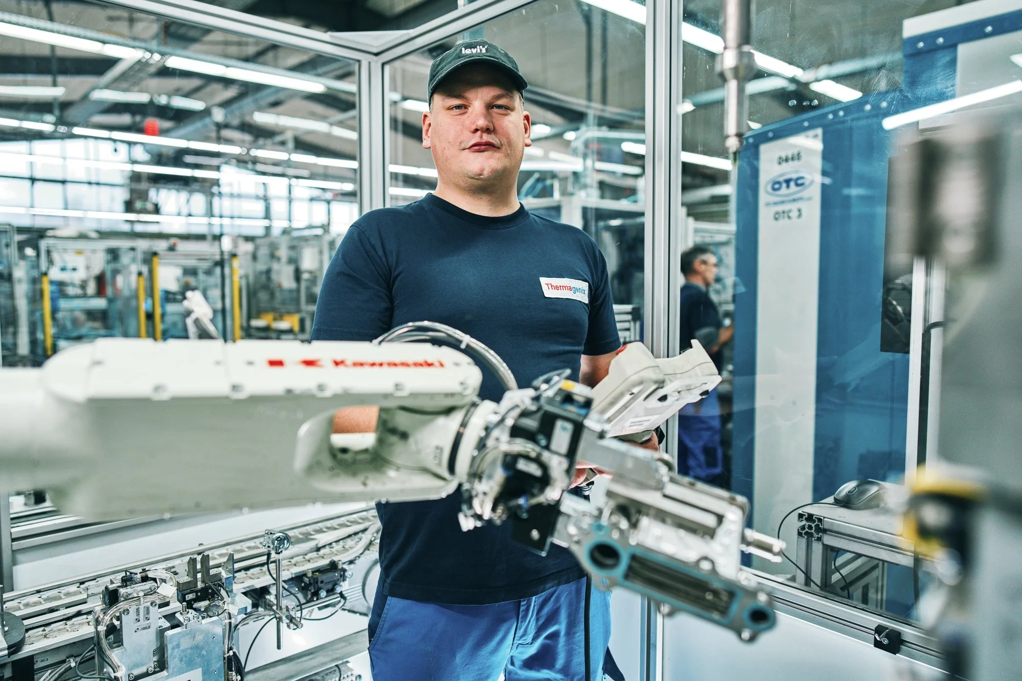 Thermagenix Mitarbeiter in der Produktion von Wärmetauschern mit automatisierter Fertigungsanlage