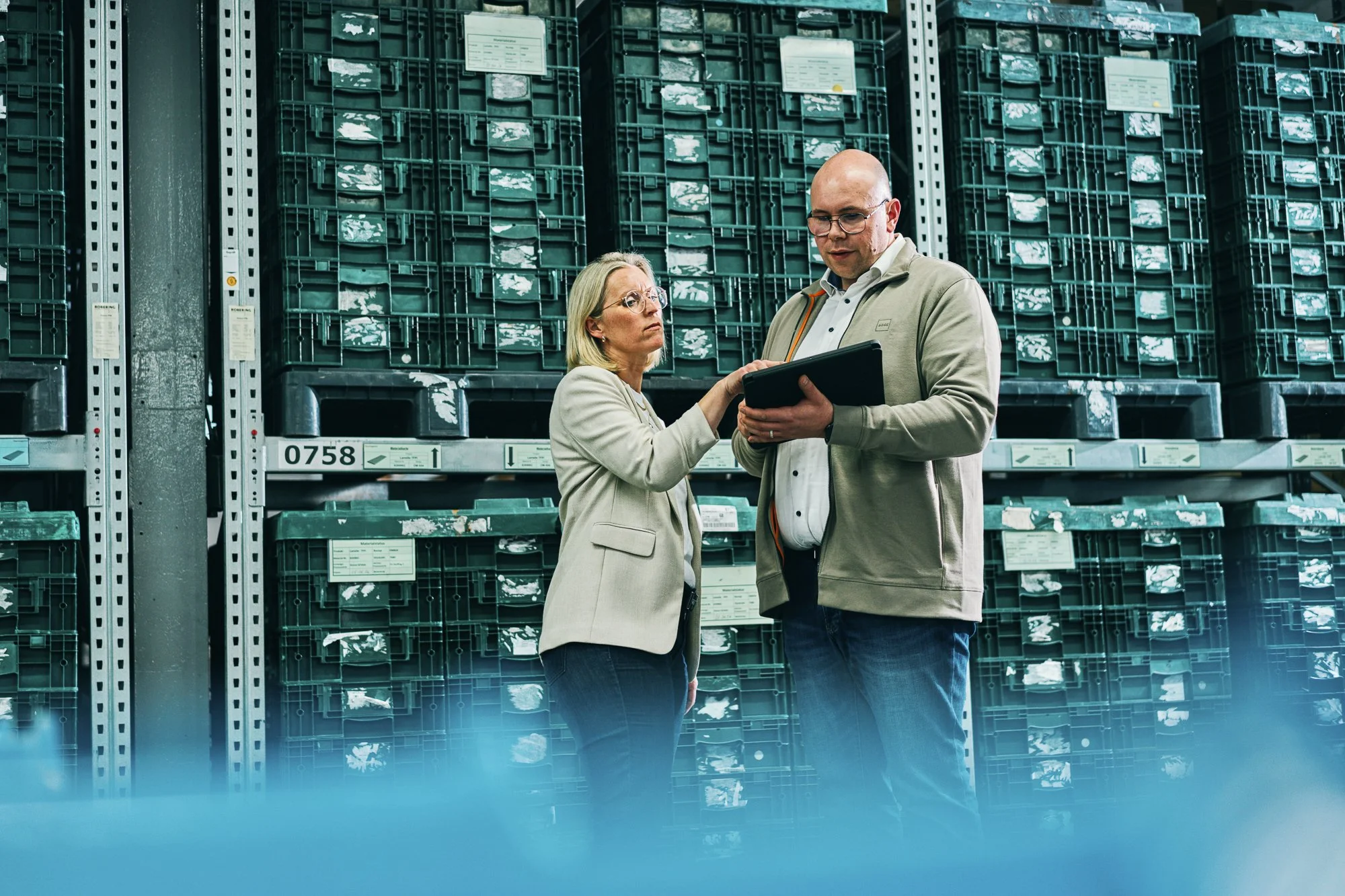 Thermagenix Mitarbeitende besprechen Lieferantenprozesse im Lager für Wärmetauscher-Komponenten